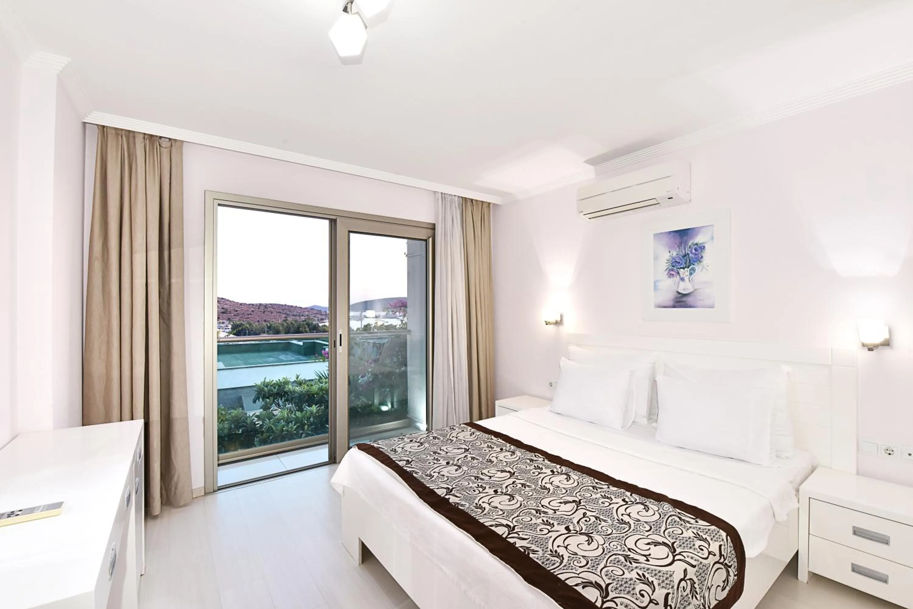 Bedroom, Bed in Royal Palm Residence