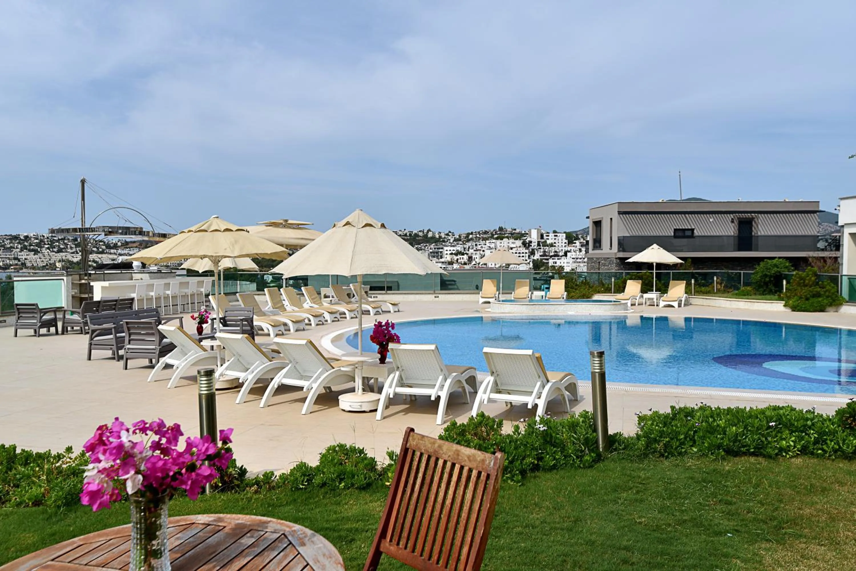 Swimming pool in Royal Palm Residence