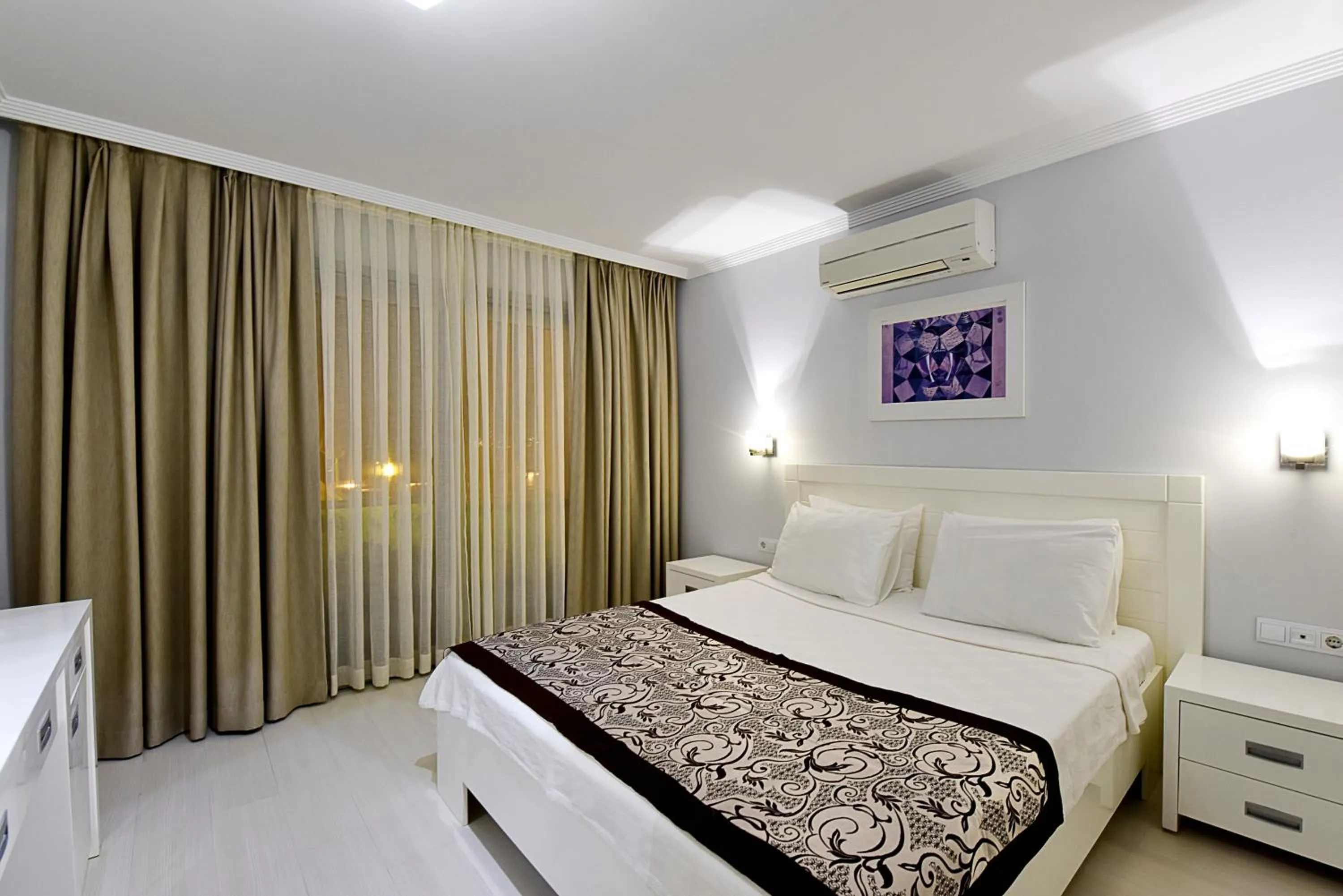 Bedroom, Bed in Royal Palm Residence