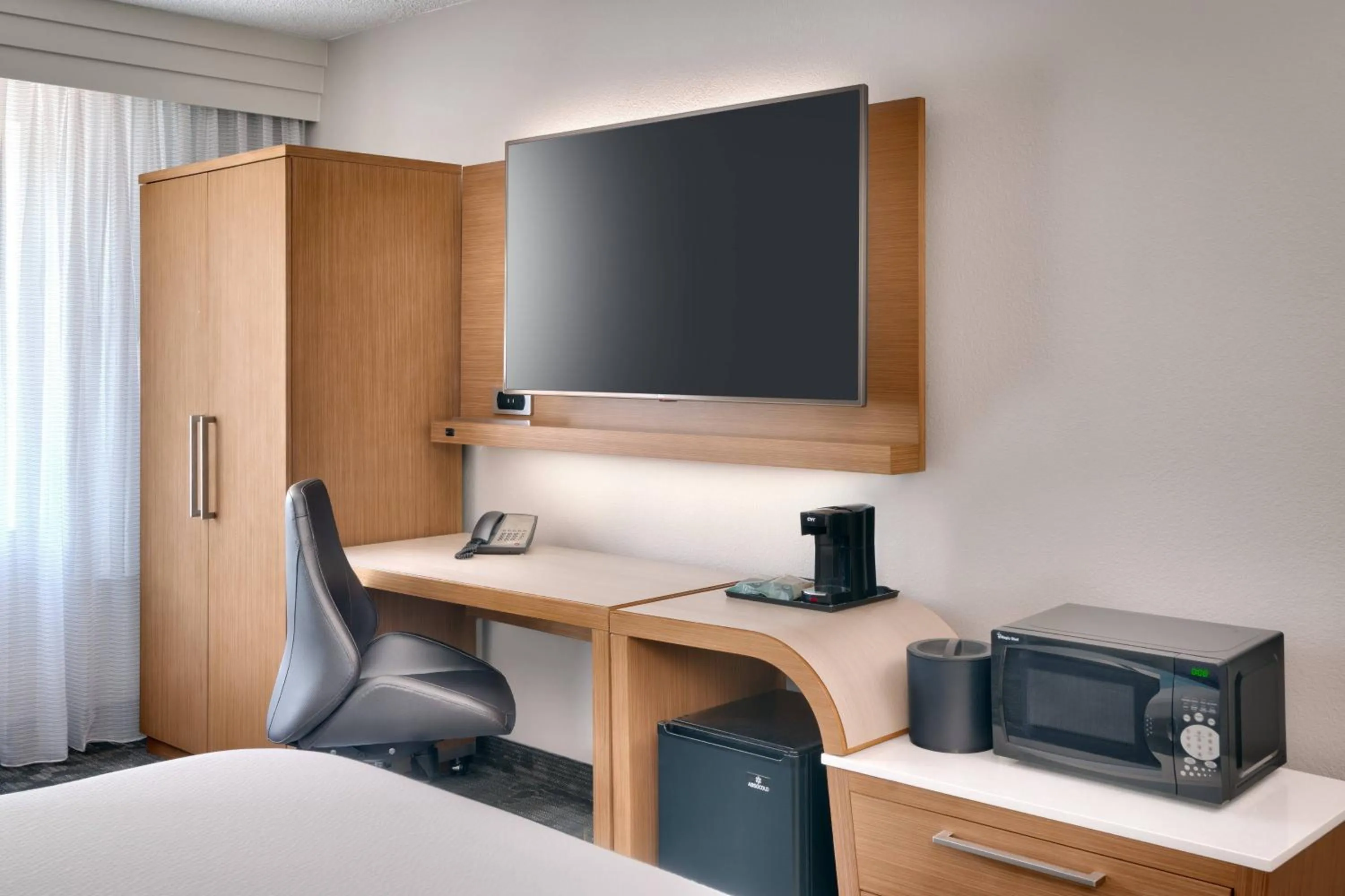 Photo of the whole room in Courtyard by Marriott Charlotte Airport LoSo