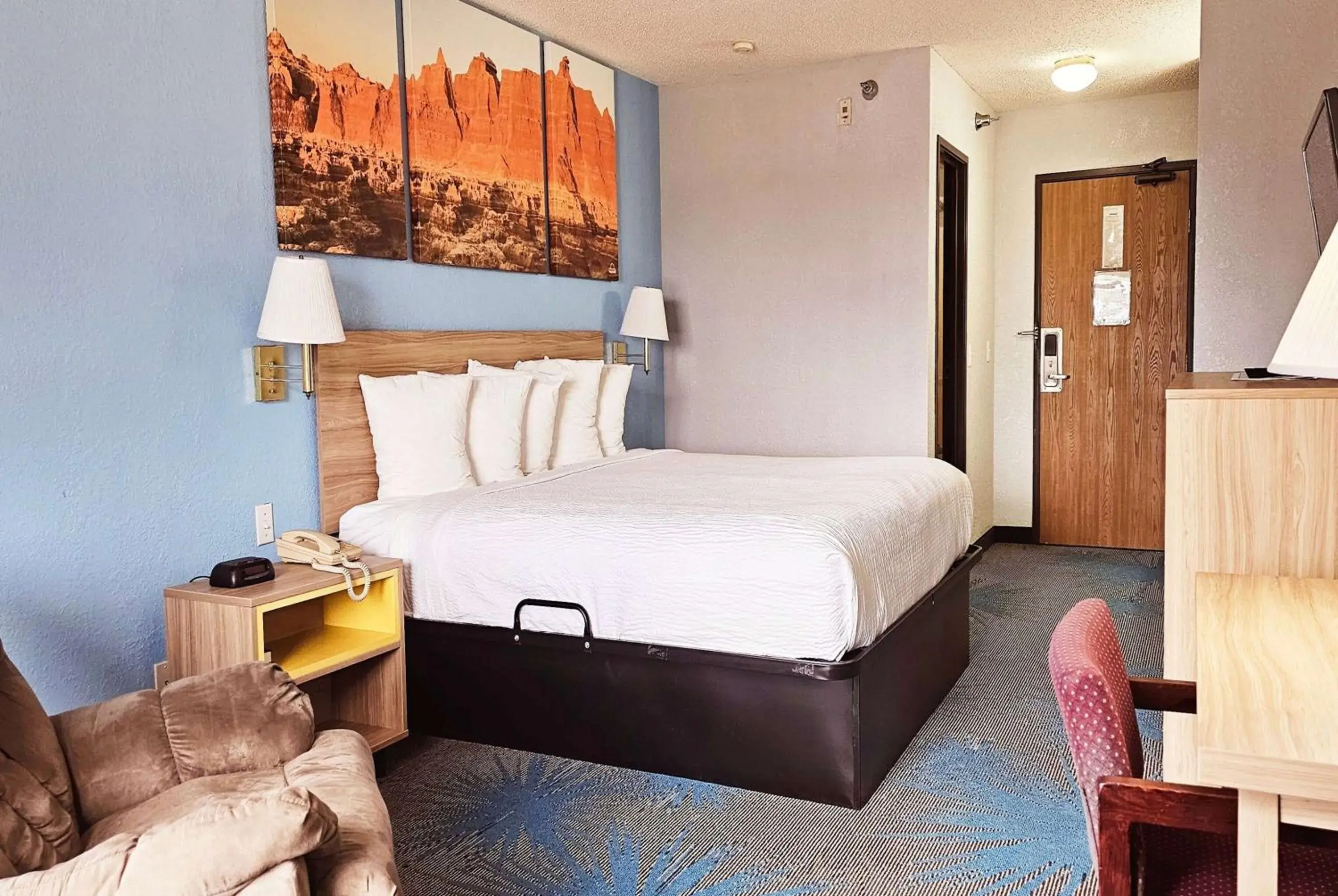 Photo of the whole room, Bed in Days Inn by Wyndham Ozark Springfield Photo of the whole room, Bed in Days Inn by Wyndham Ozark Springfield