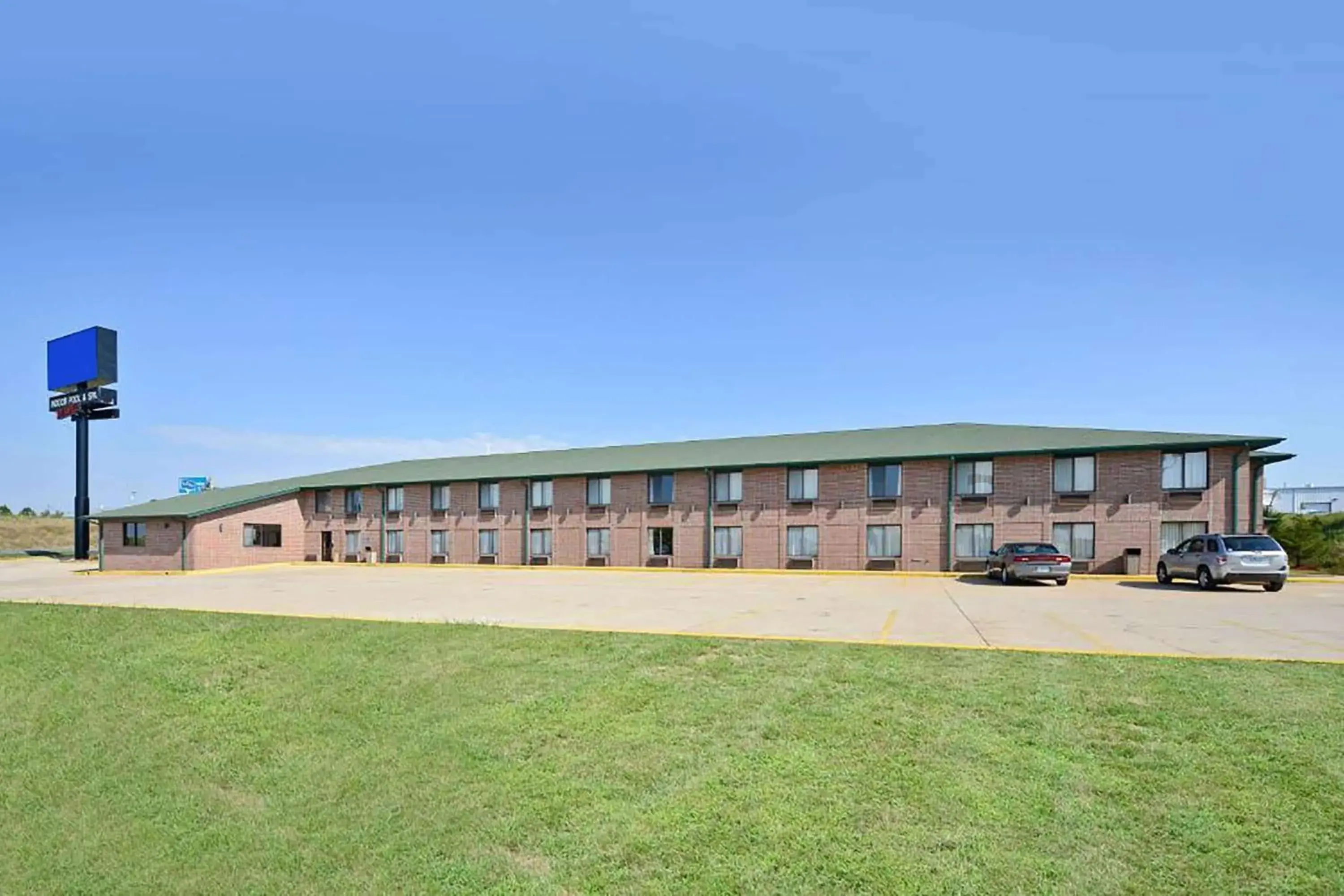 Property building in Days Inn by Wyndham Ozark Springfield Property building in Days Inn by Wyndham Ozark Springfield