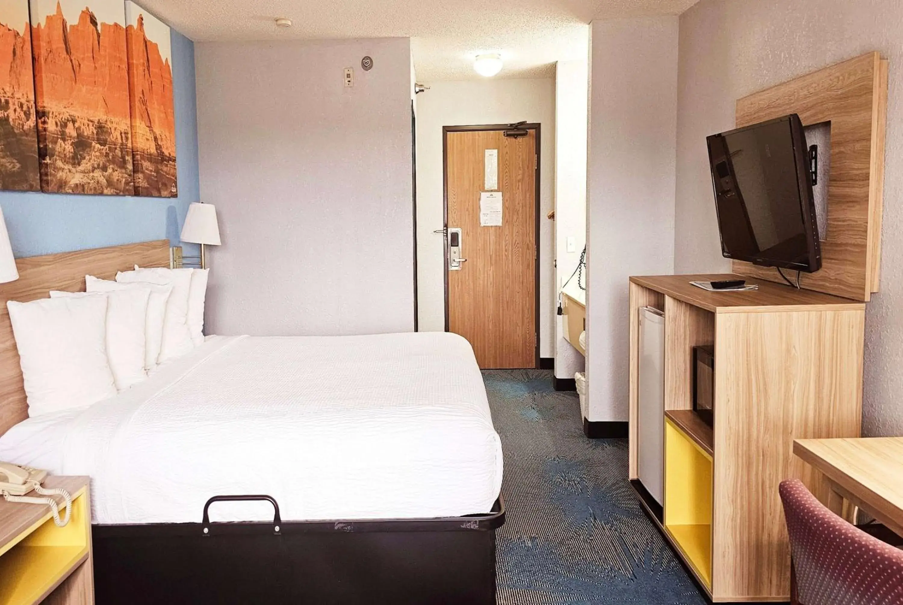 Photo of the whole room, Bed in Days Inn by Wyndham Ozark Springfield Photo of the whole room, Bed in Days Inn by Wyndham Ozark Springfield