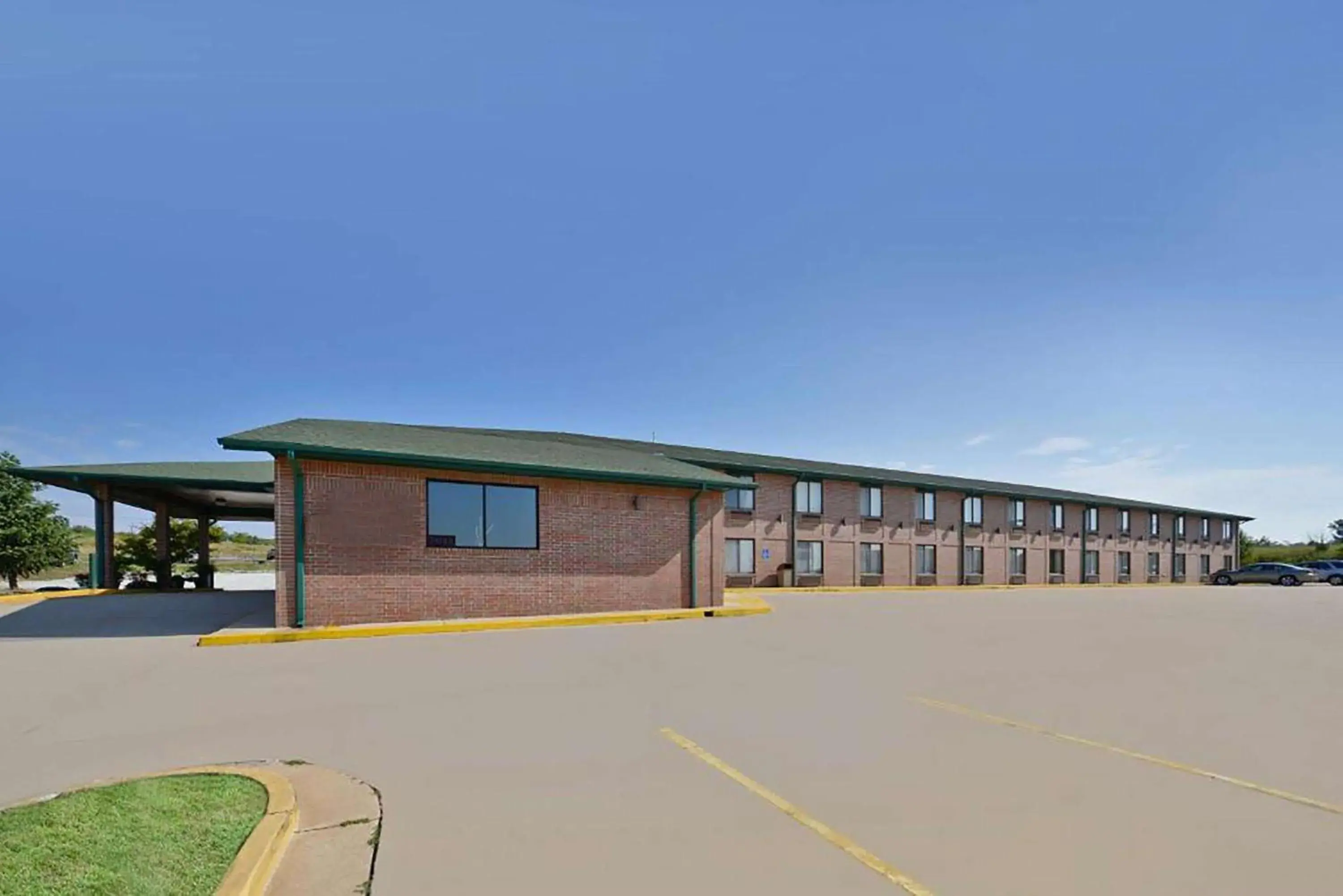 Property building in Days Inn by Wyndham Ozark Springfield Property building in Days Inn by Wyndham Ozark Springfield