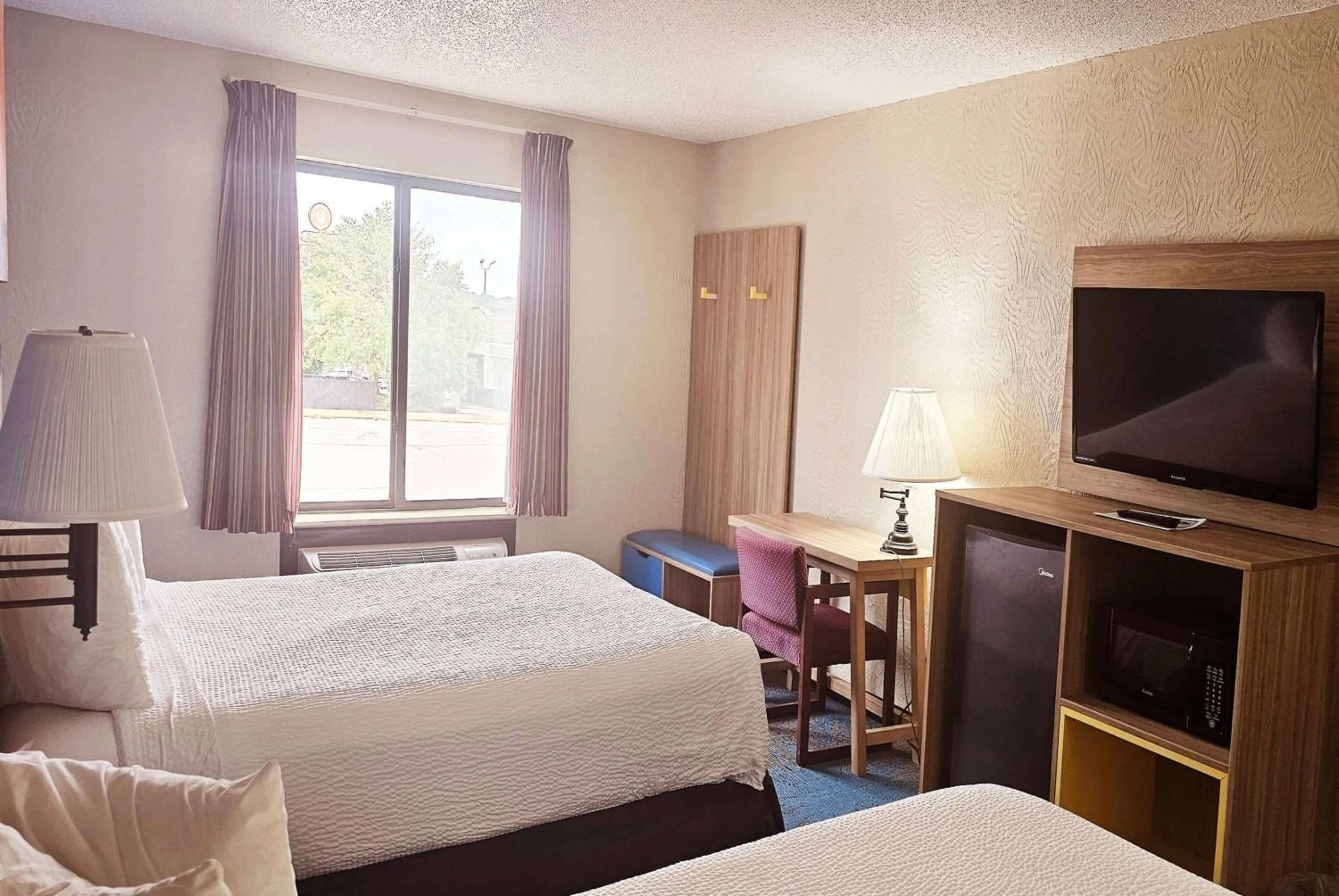 Photo of the whole room, Bed in Days Inn by Wyndham Ozark Springfield