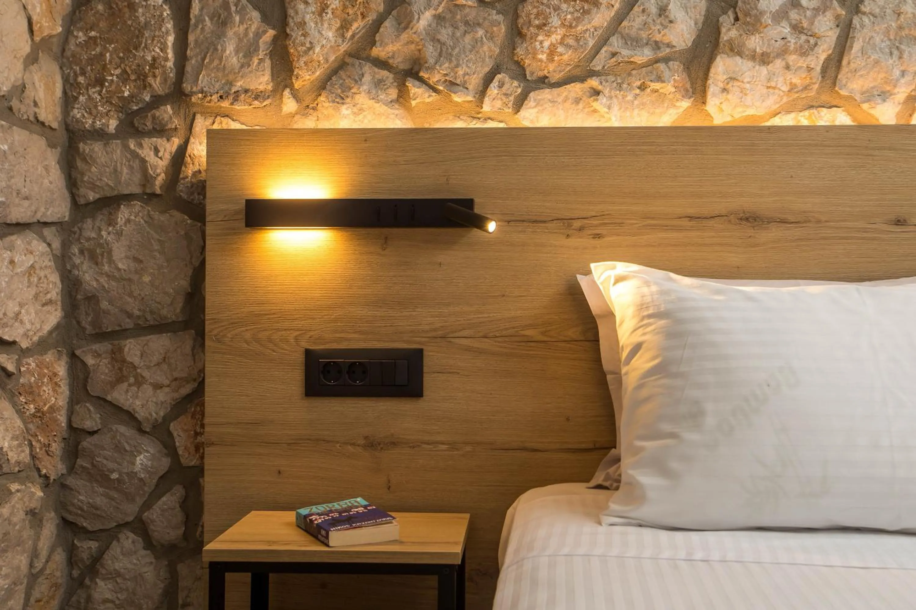 Photo of the whole room, Bed in Jimmy’s Garden