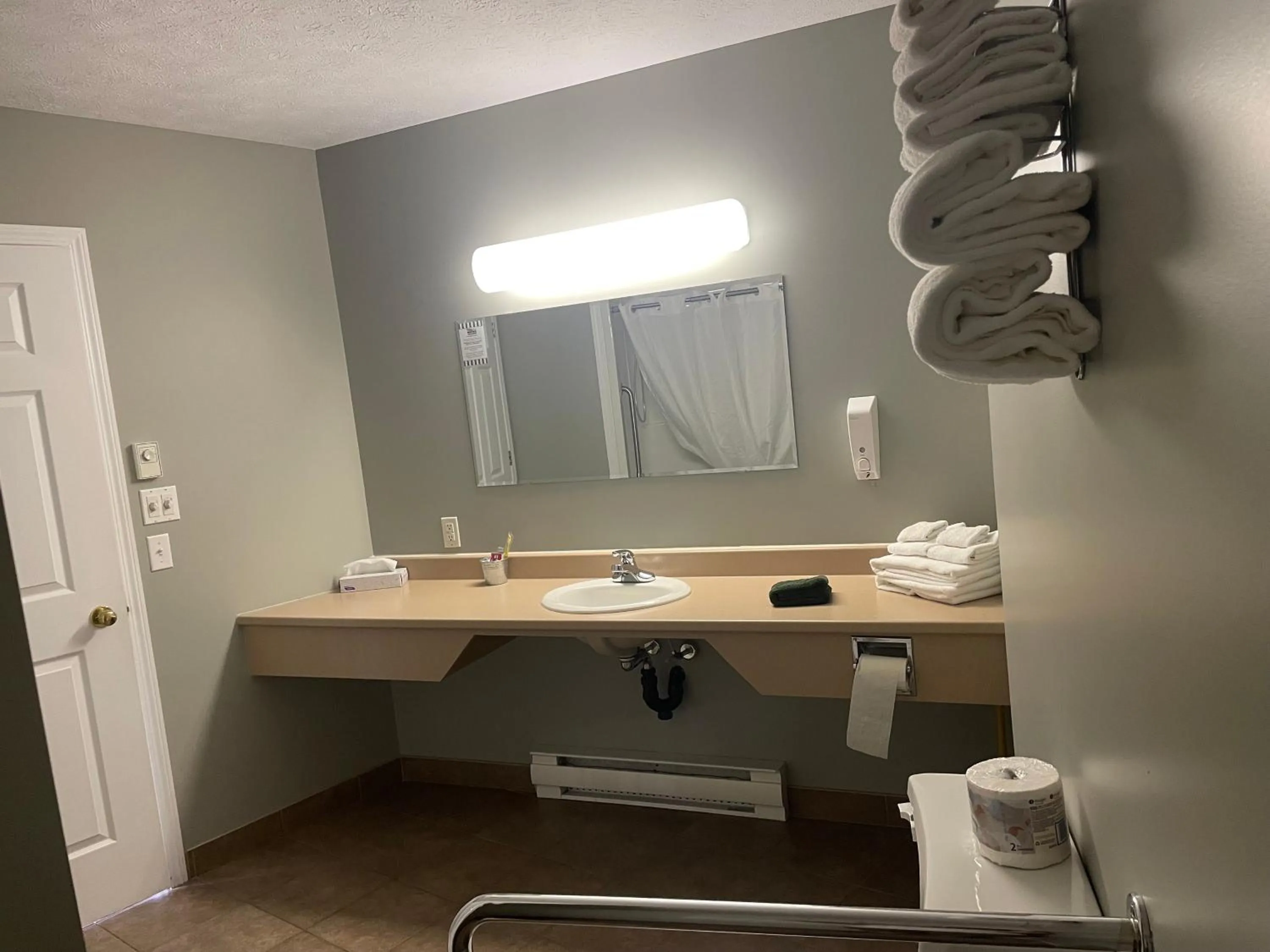 Bathroom in Hilltop Motel & Restaurant