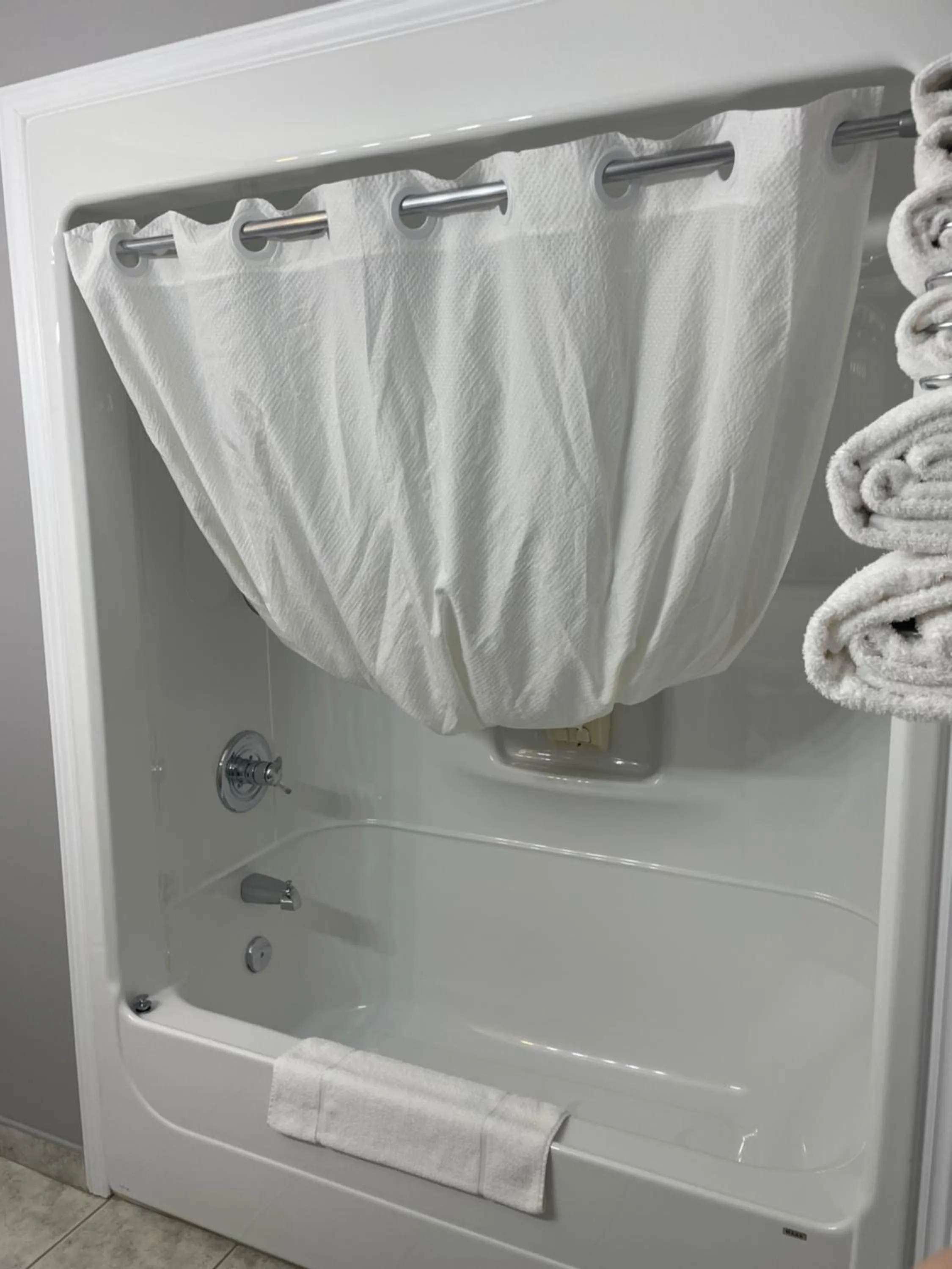 Shower in Hilltop Motel & Restaurant