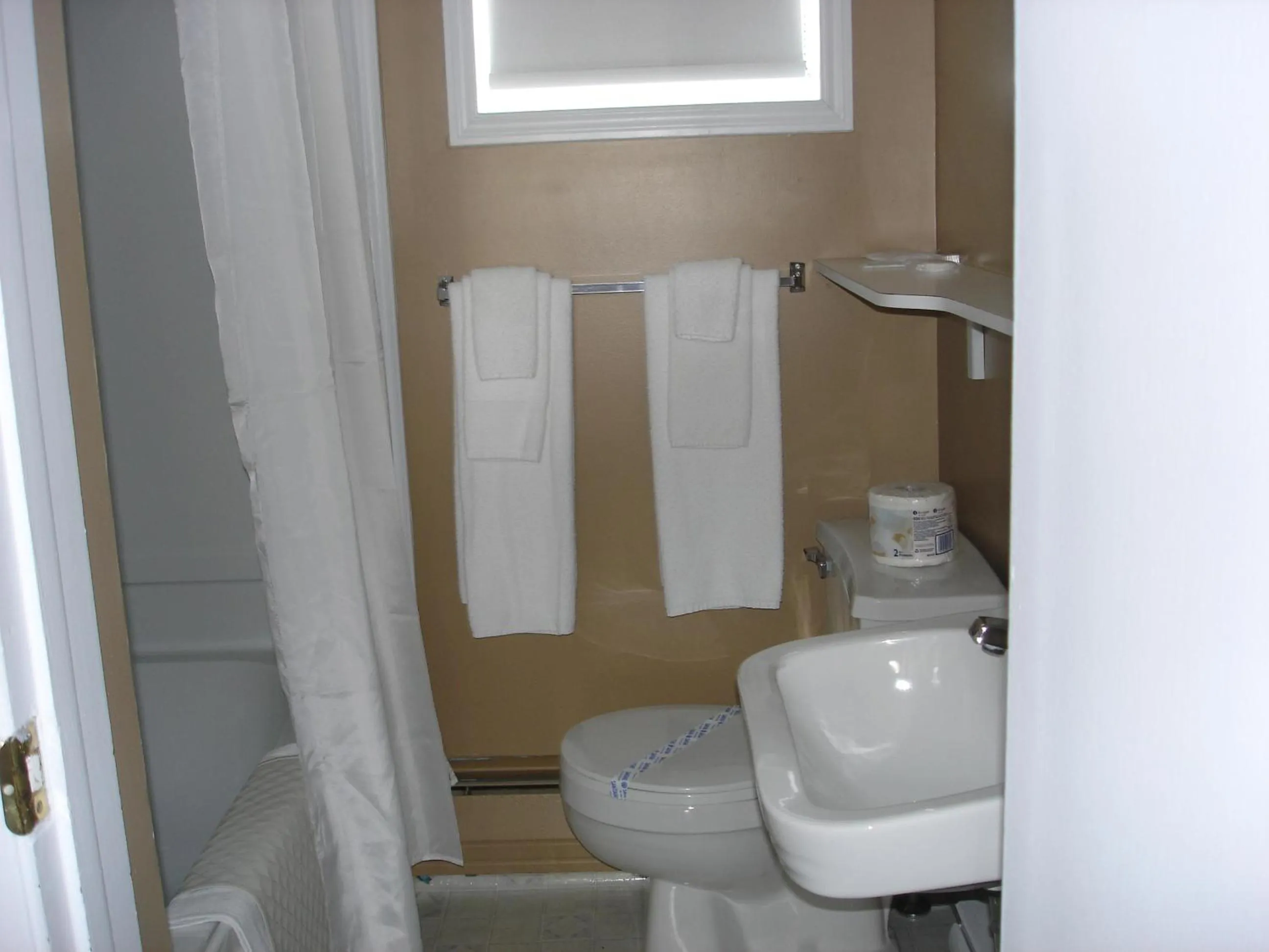 Bathroom in Hilltop Motel & Restaurant