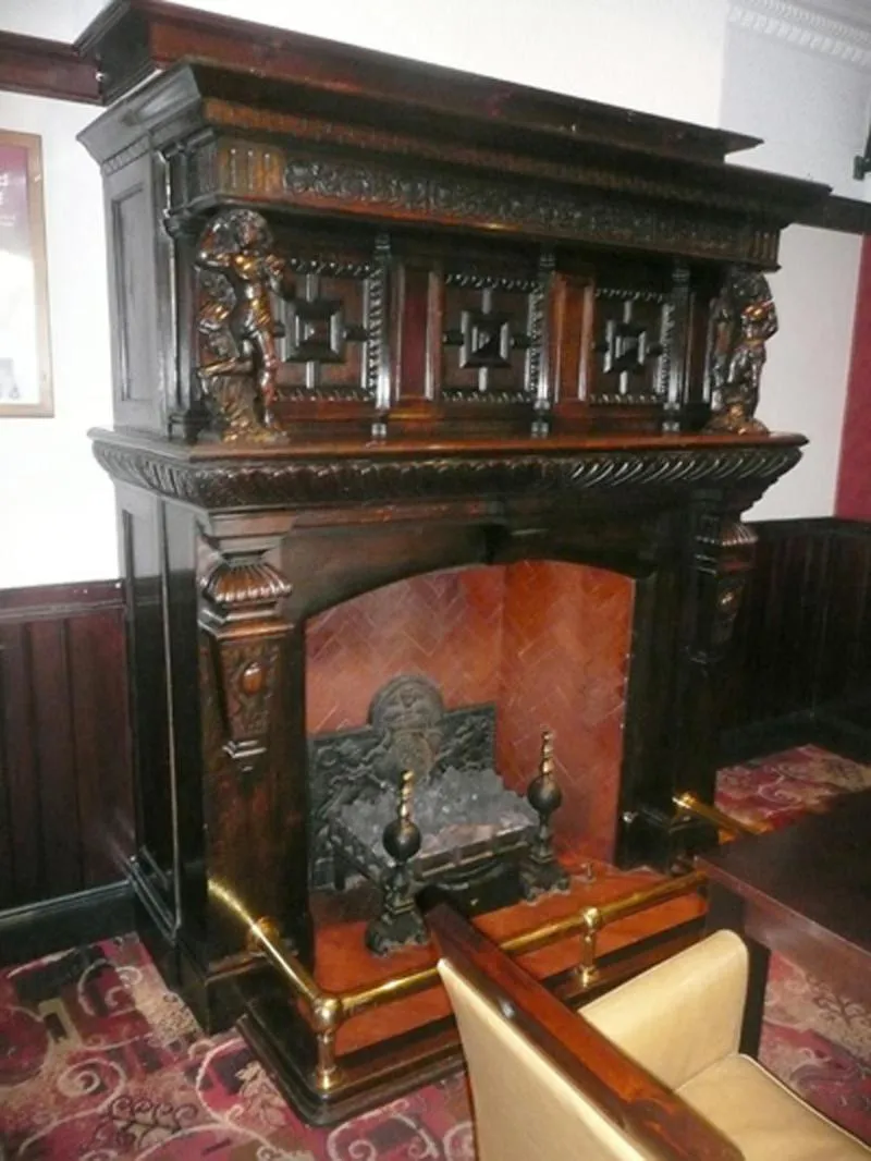 Decorative detail in George & Dragon