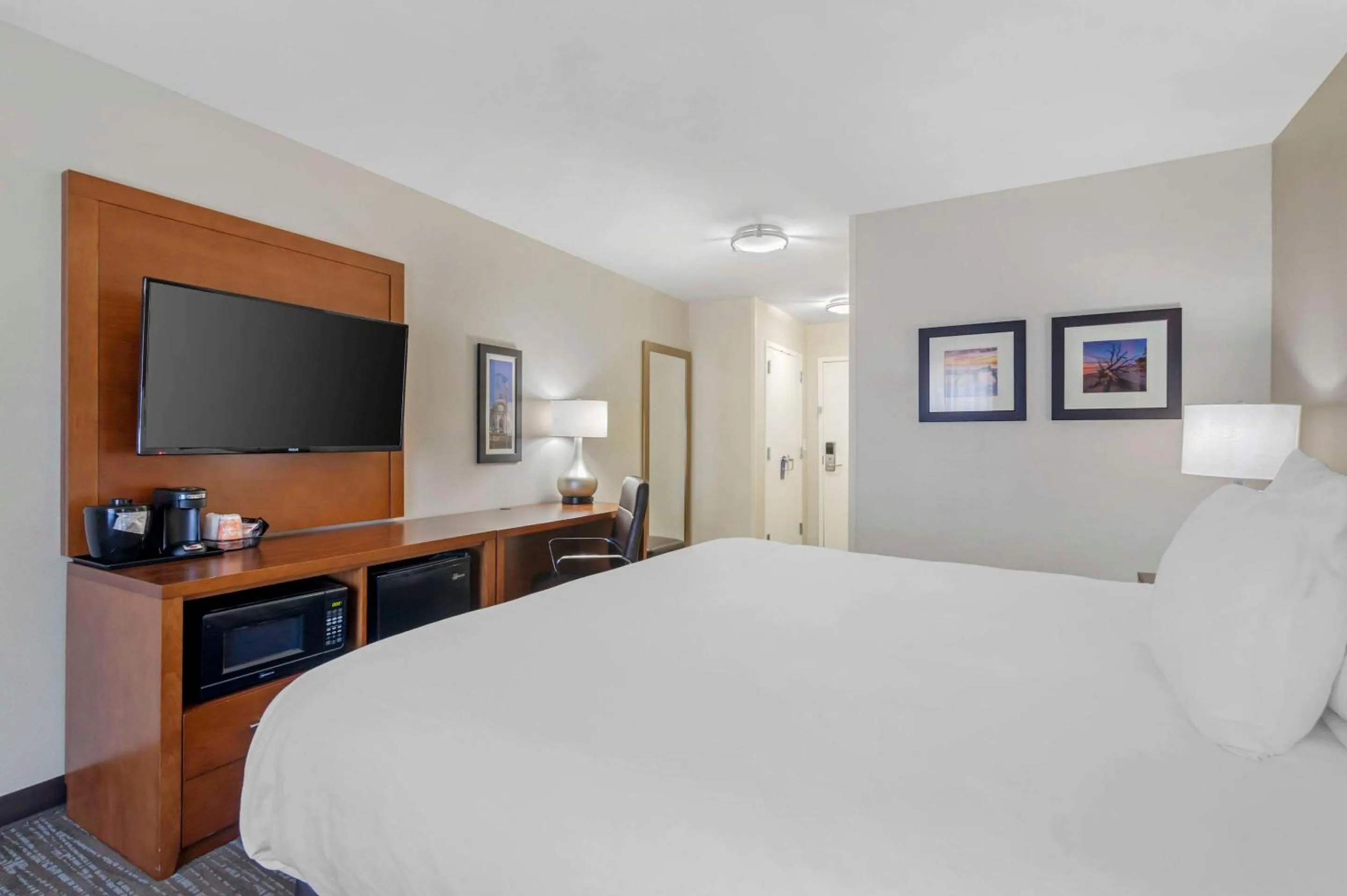 TV and multimedia, Bed in Comfort Inn & Suites Brunswick I-95