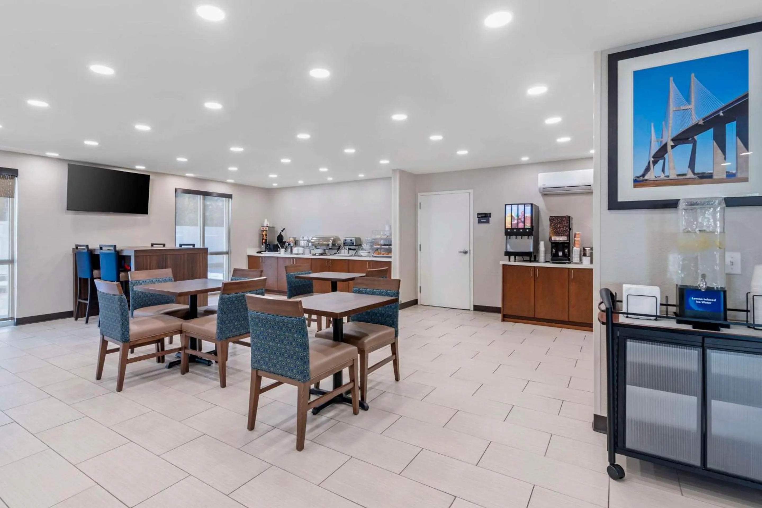 TV and multimedia in Comfort Inn & Suites Brunswick I-95