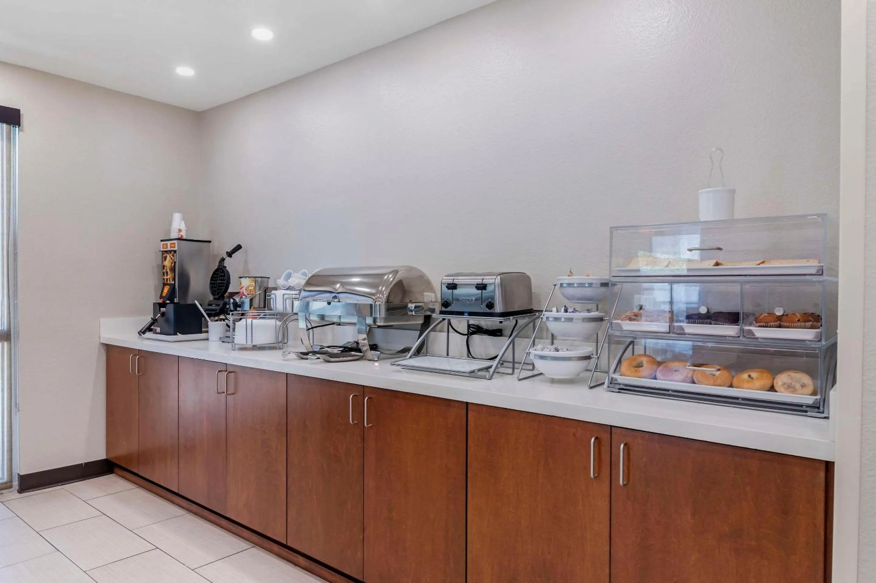 Coffee/tea facilities in Comfort Inn & Suites Brunswick I-95