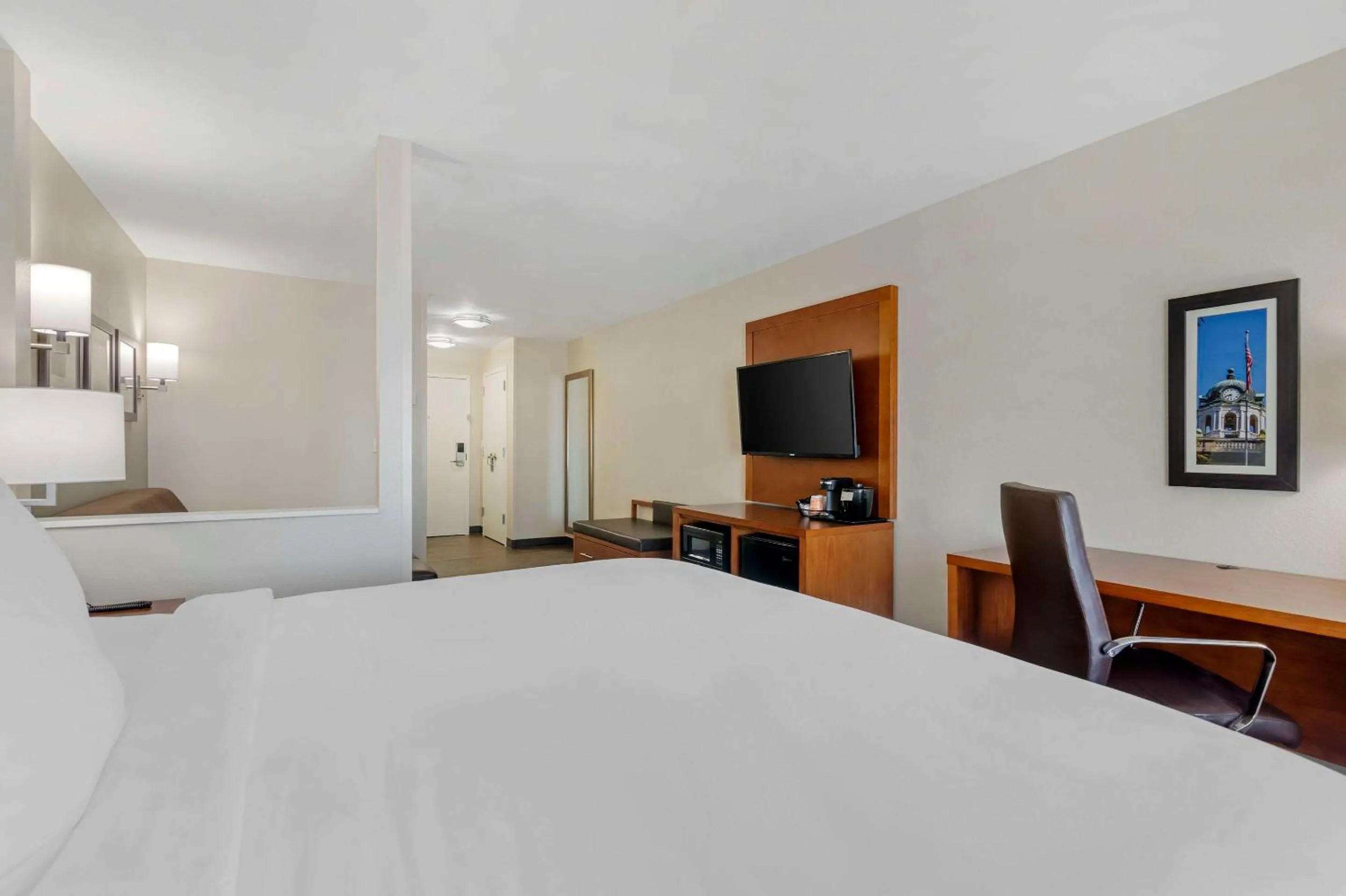 Photo of the whole room, Bed in Comfort Inn & Suites Brunswick I-95