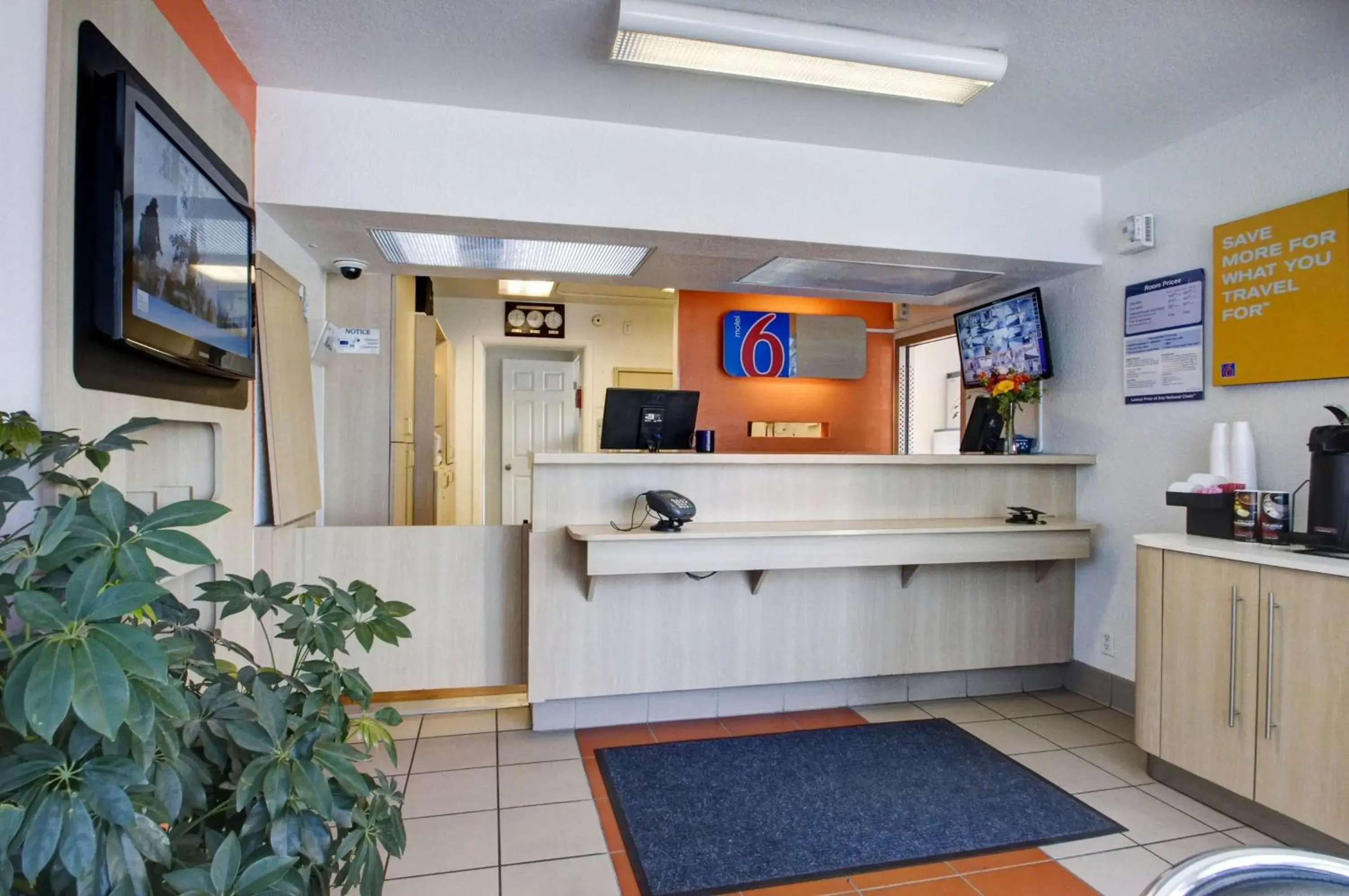 Communal lounge/ TV room, Lobby/Reception in Motel 6-Salt Lake City, UT - Downtown