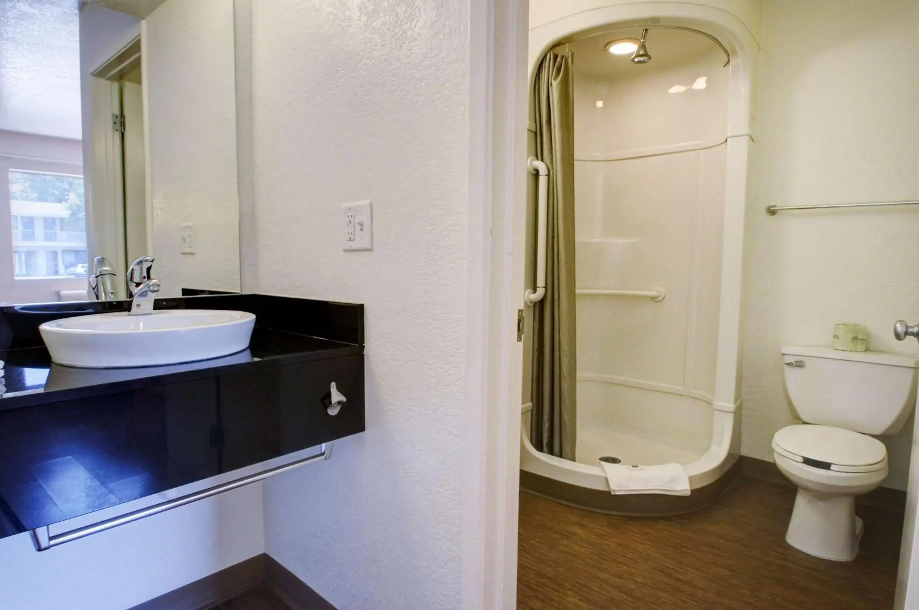 Shower, Bathroom in Motel 6-Salt Lake City, UT - Downtown