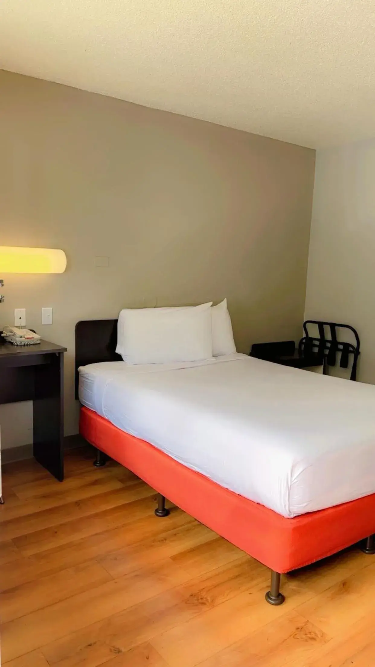 Queen Room - Disability Access/Non Smoking in Motel 6-Santa Rosa, CA - South Queen Room - Disability Access/Non Smoking in Motel 6-Santa Rosa, CA - South