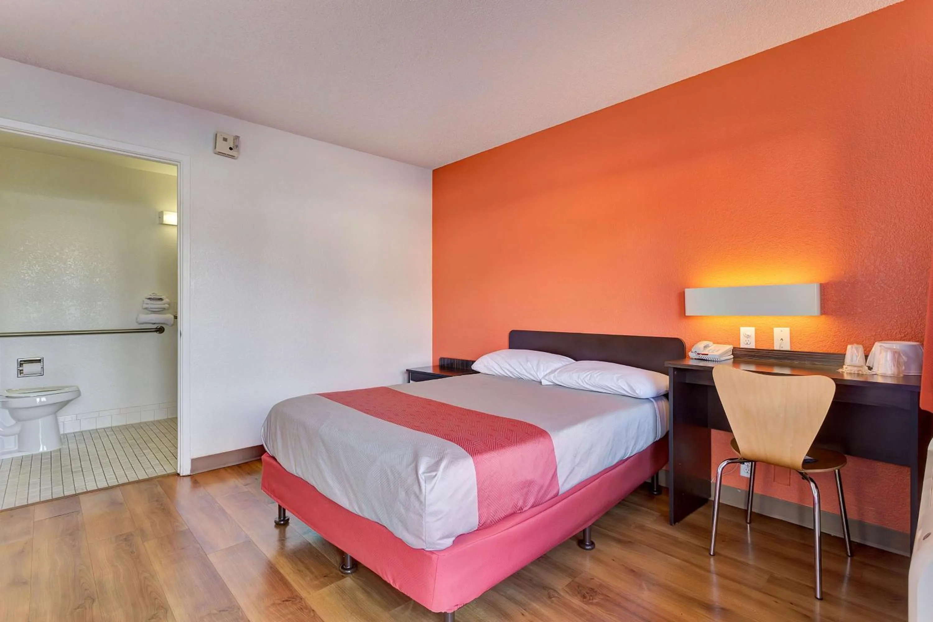 Deluxe Queen Room in Motel 6-Santa Rosa, CA - South