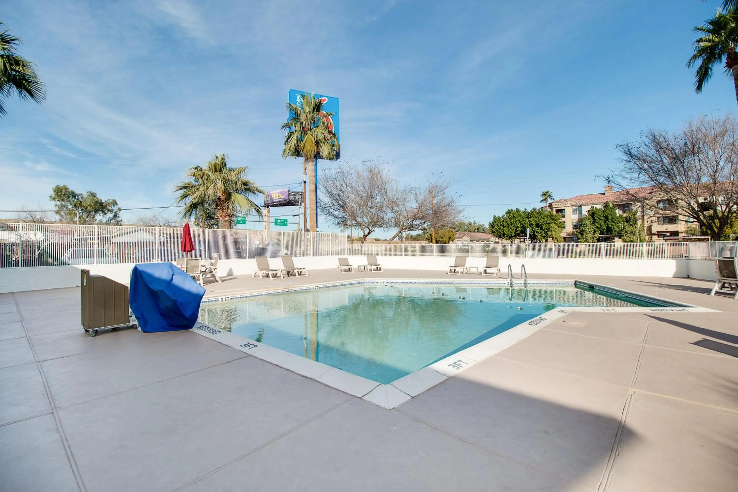 Swimming pool in Motel 6-Phoenix, AZ - East