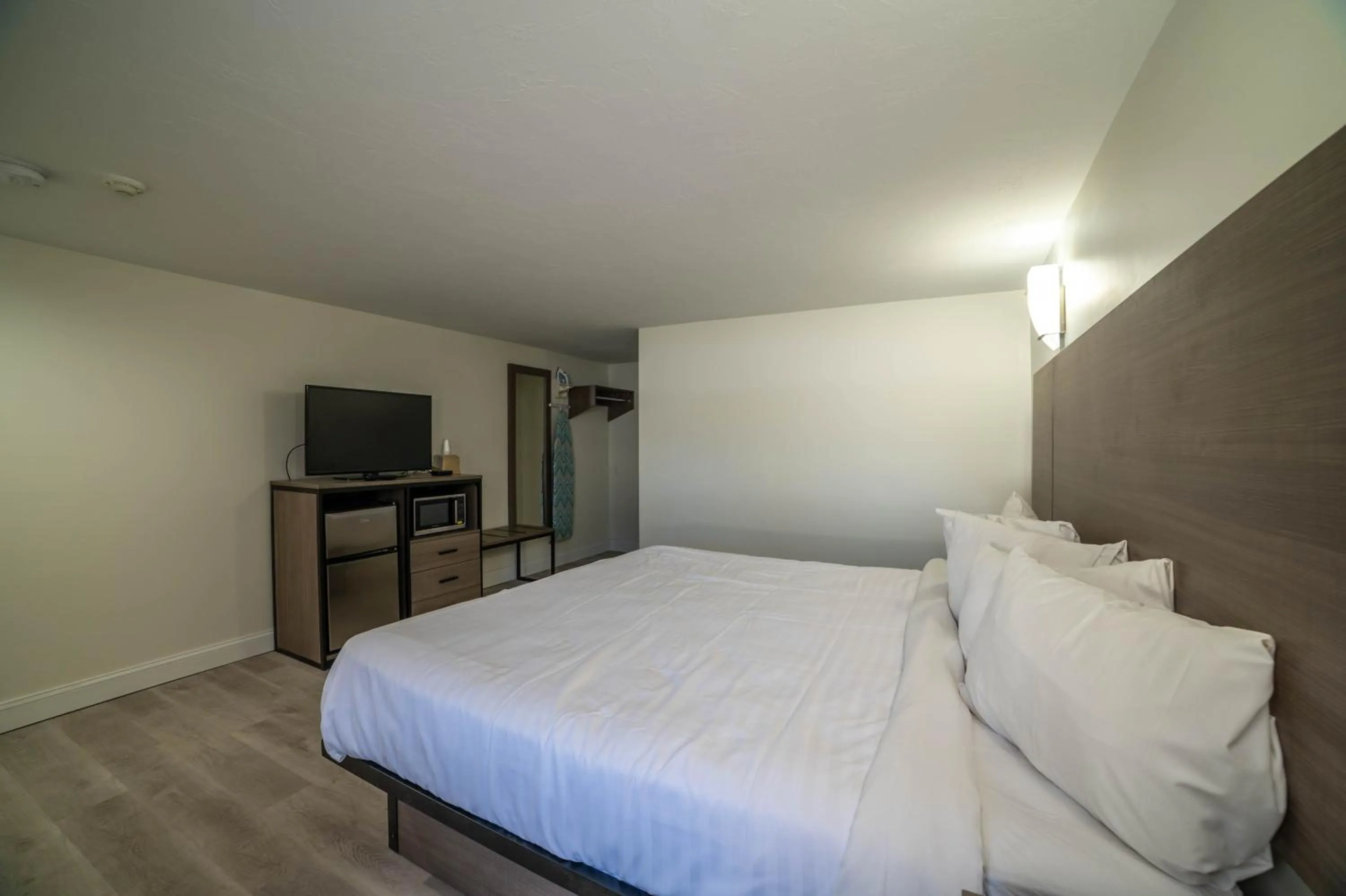 Bed in Viking Shores Motor Inn