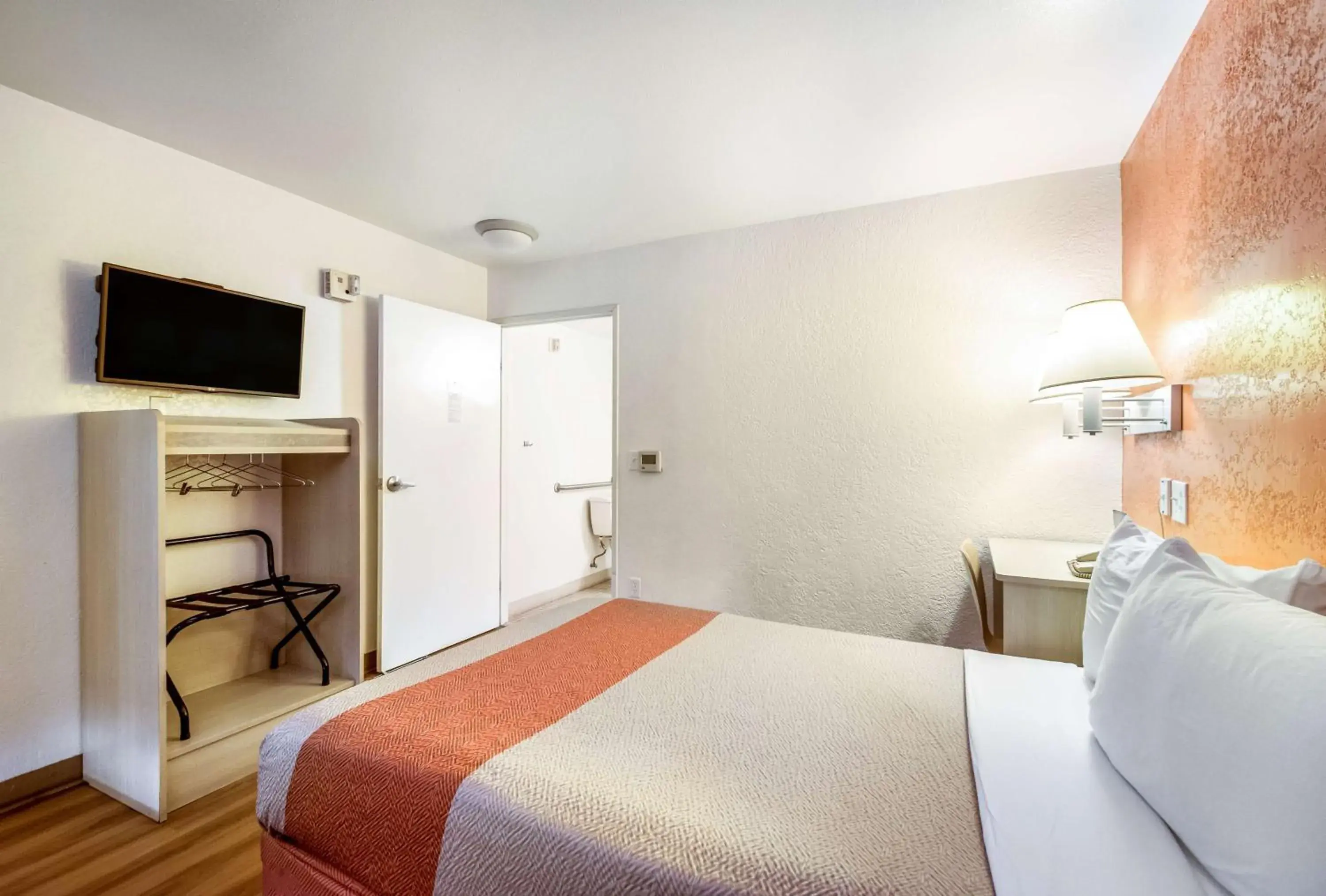 TV and multimedia, Bed in Motel 6-Youngtown, AZ - Phoenix - Sun City