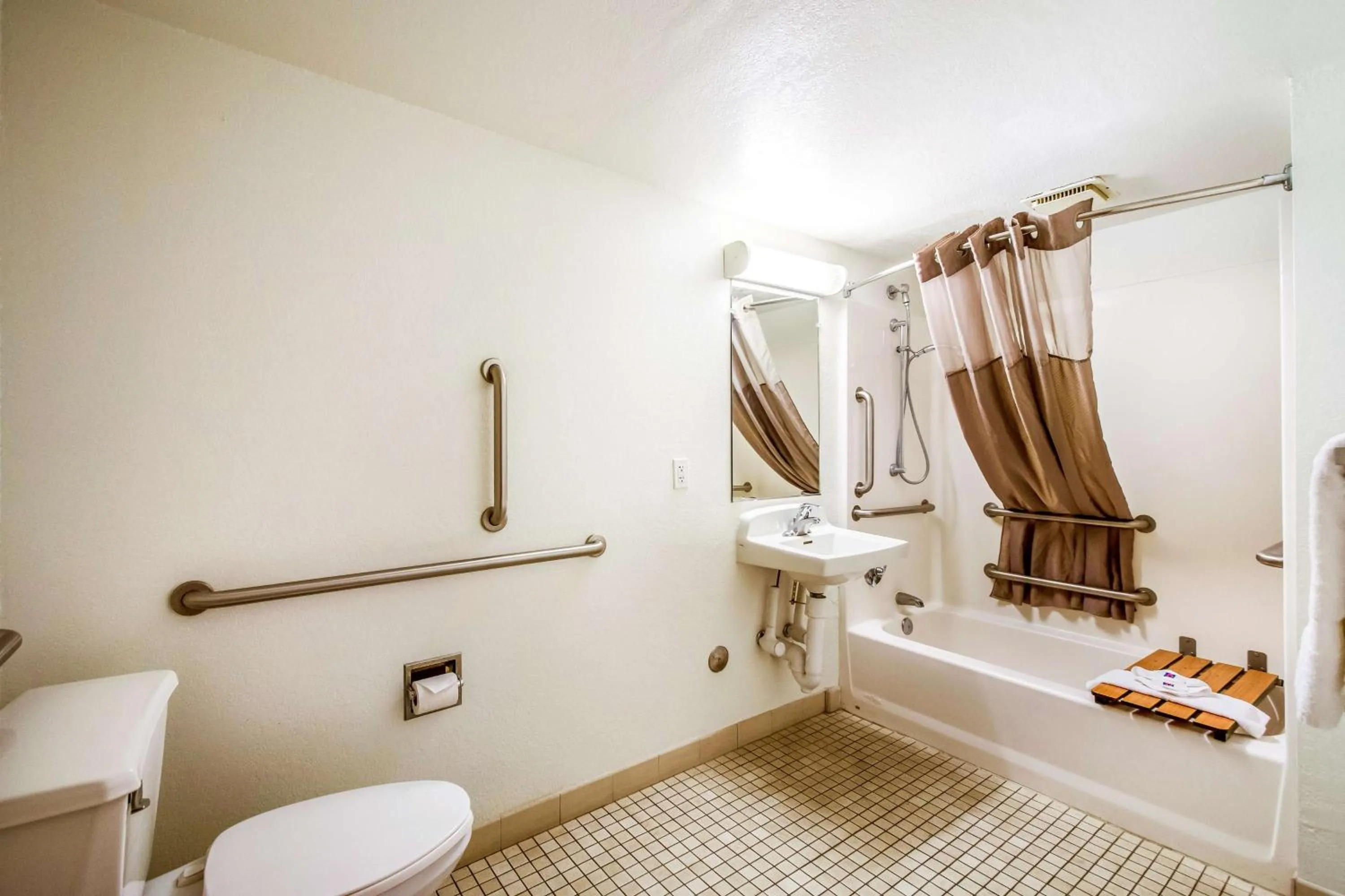 Shower in Motel 6-Youngtown, AZ - Phoenix - Sun City