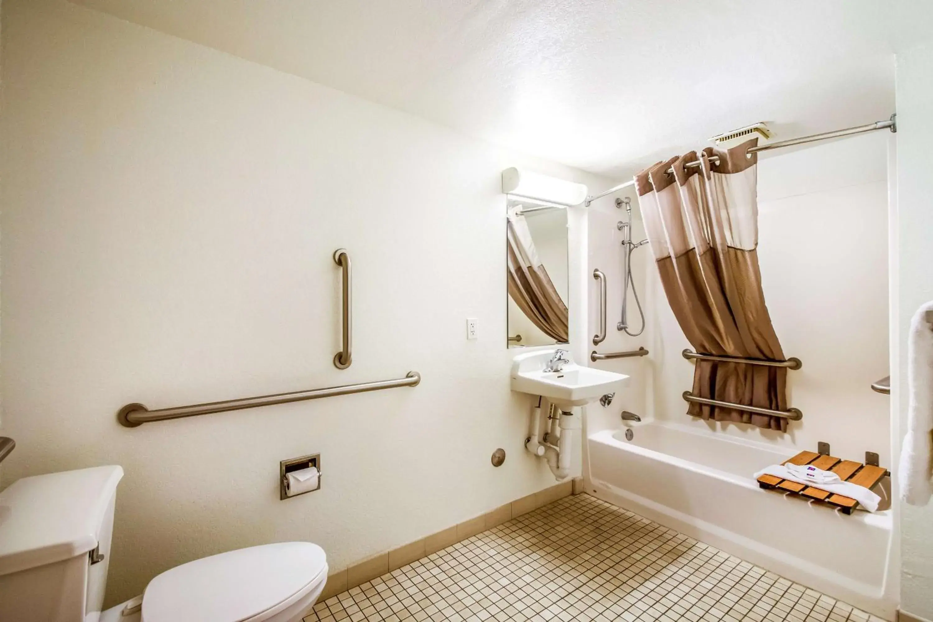 Shower, Bathroom in Motel 6-Youngtown, AZ - Phoenix - Sun City