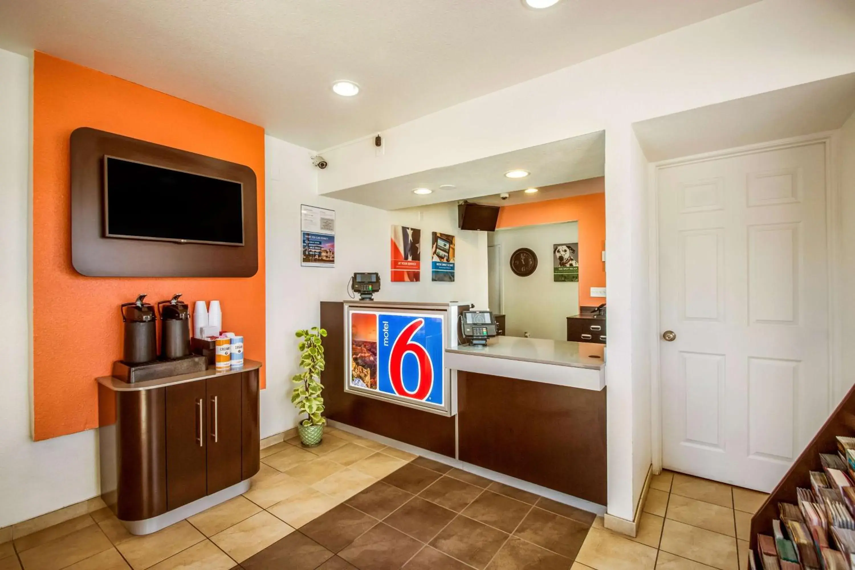 Property logo or sign in Motel 6-Youngtown, AZ - Phoenix - Sun City