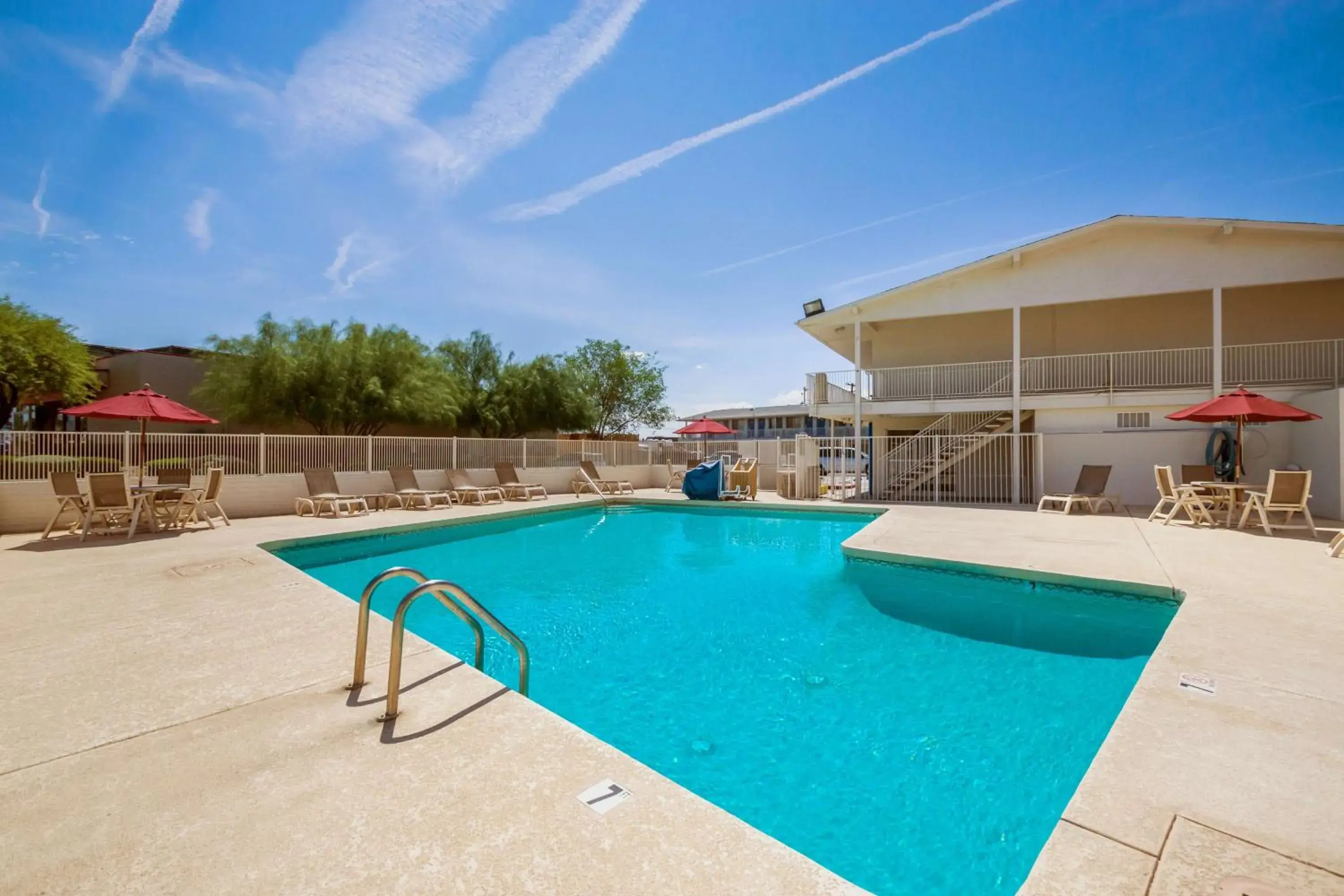 Day, Swimming Pool in Motel 6-Youngtown, AZ - Phoenix - Sun City