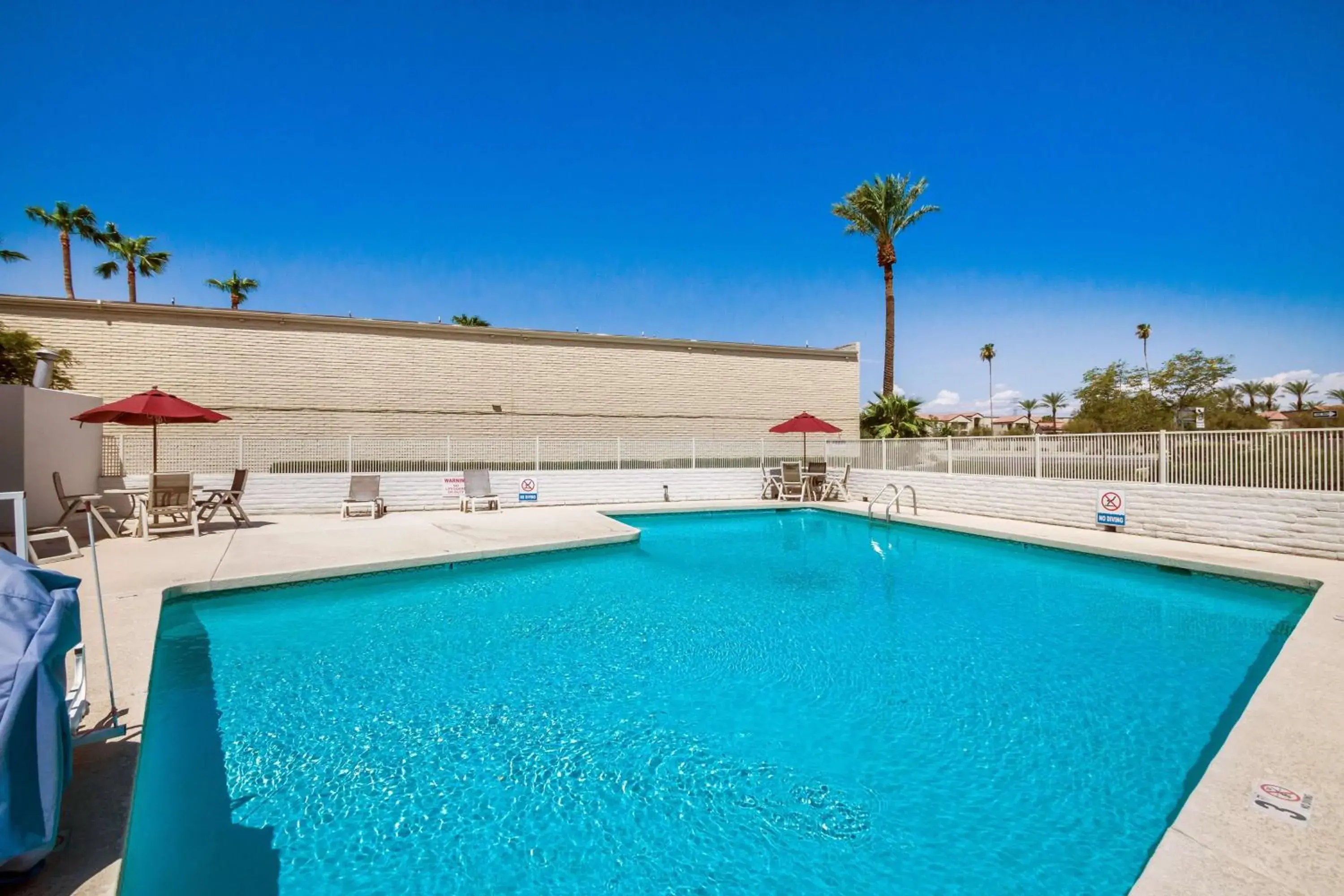 Day, Swimming Pool in Motel 6-Youngtown, AZ - Phoenix - Sun City