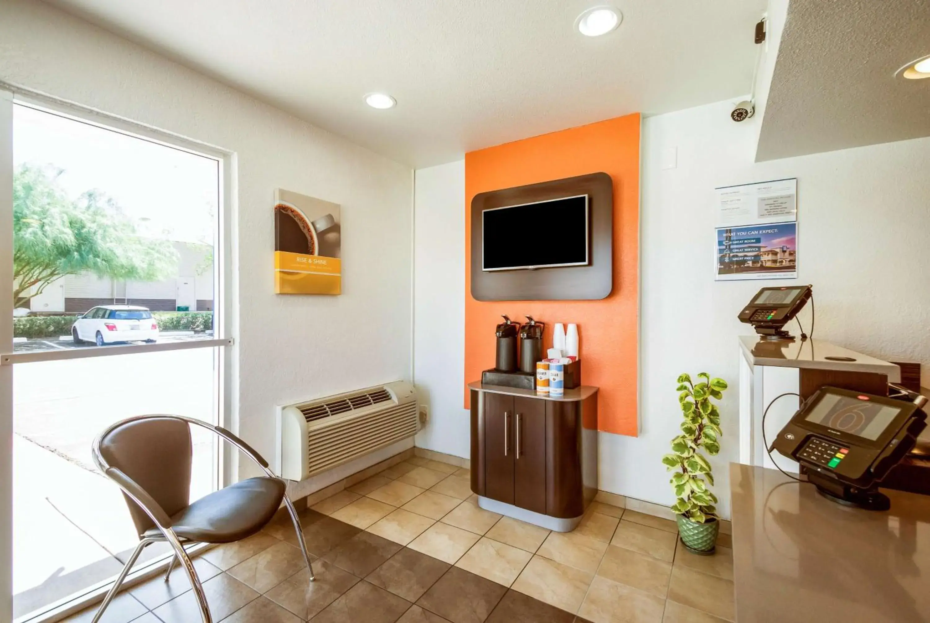 Lobby or reception, TV/Entertainment Center in Motel 6-Youngtown, AZ - Phoenix - Sun City