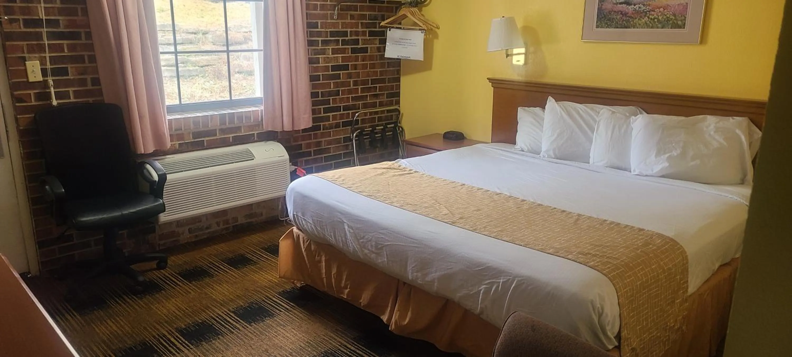 Bed in Travelodge by Wyndham Airport Platte City