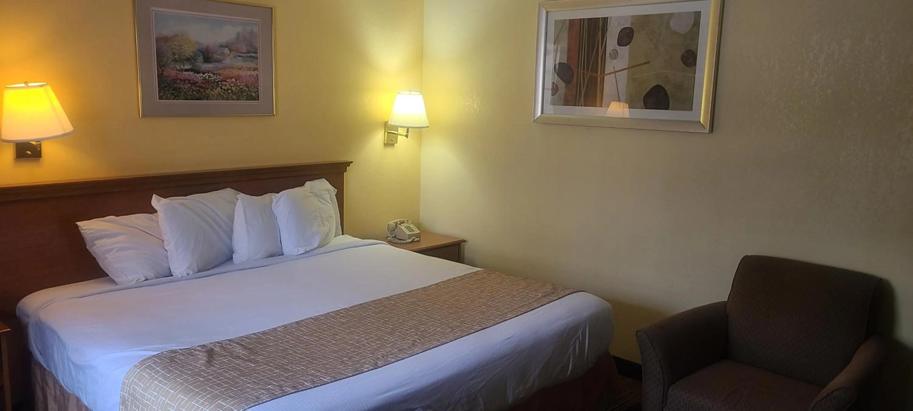 Bed in Travelodge by Wyndham Airport Platte City