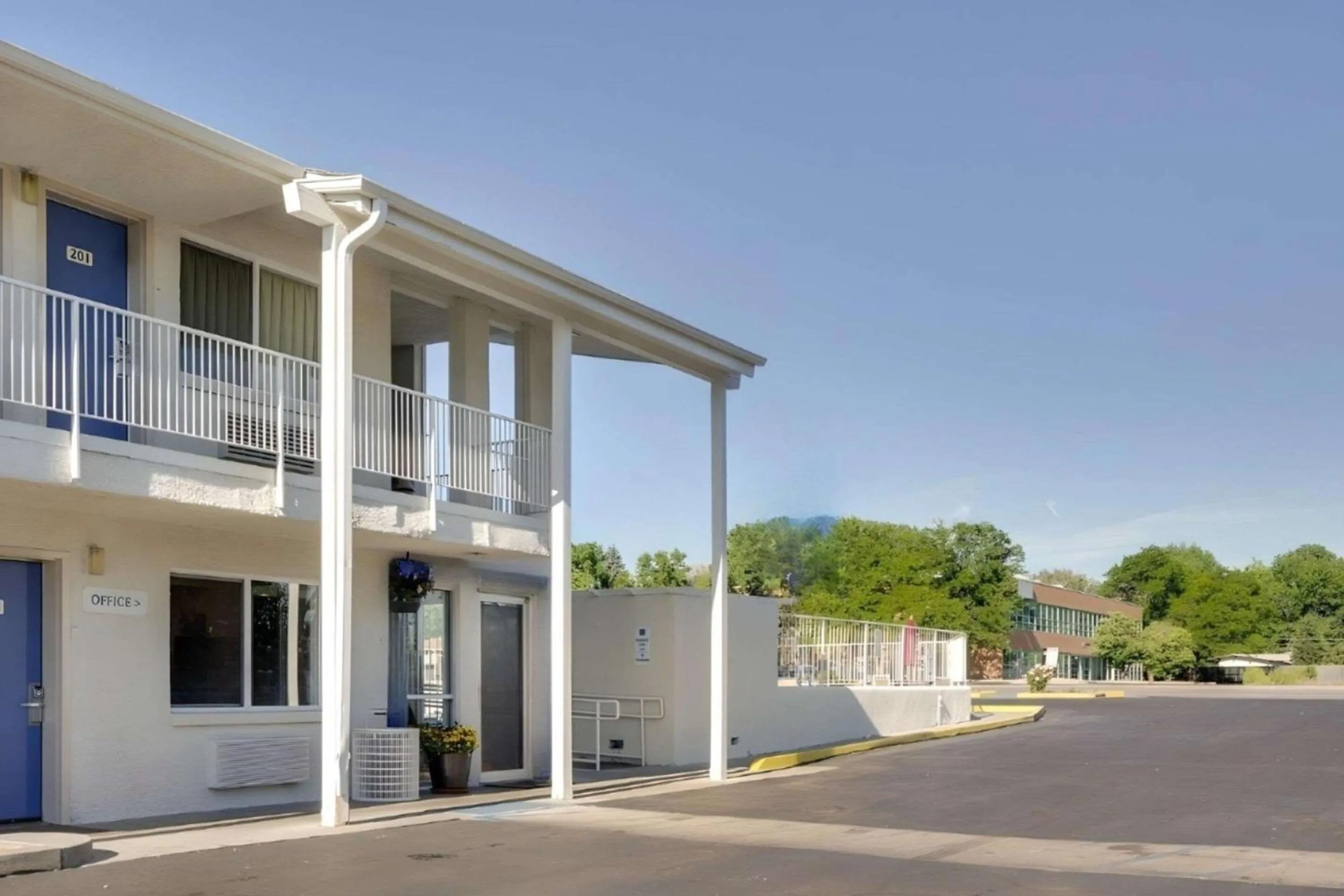 Property building in Park Inn by Radisson, Lakewood