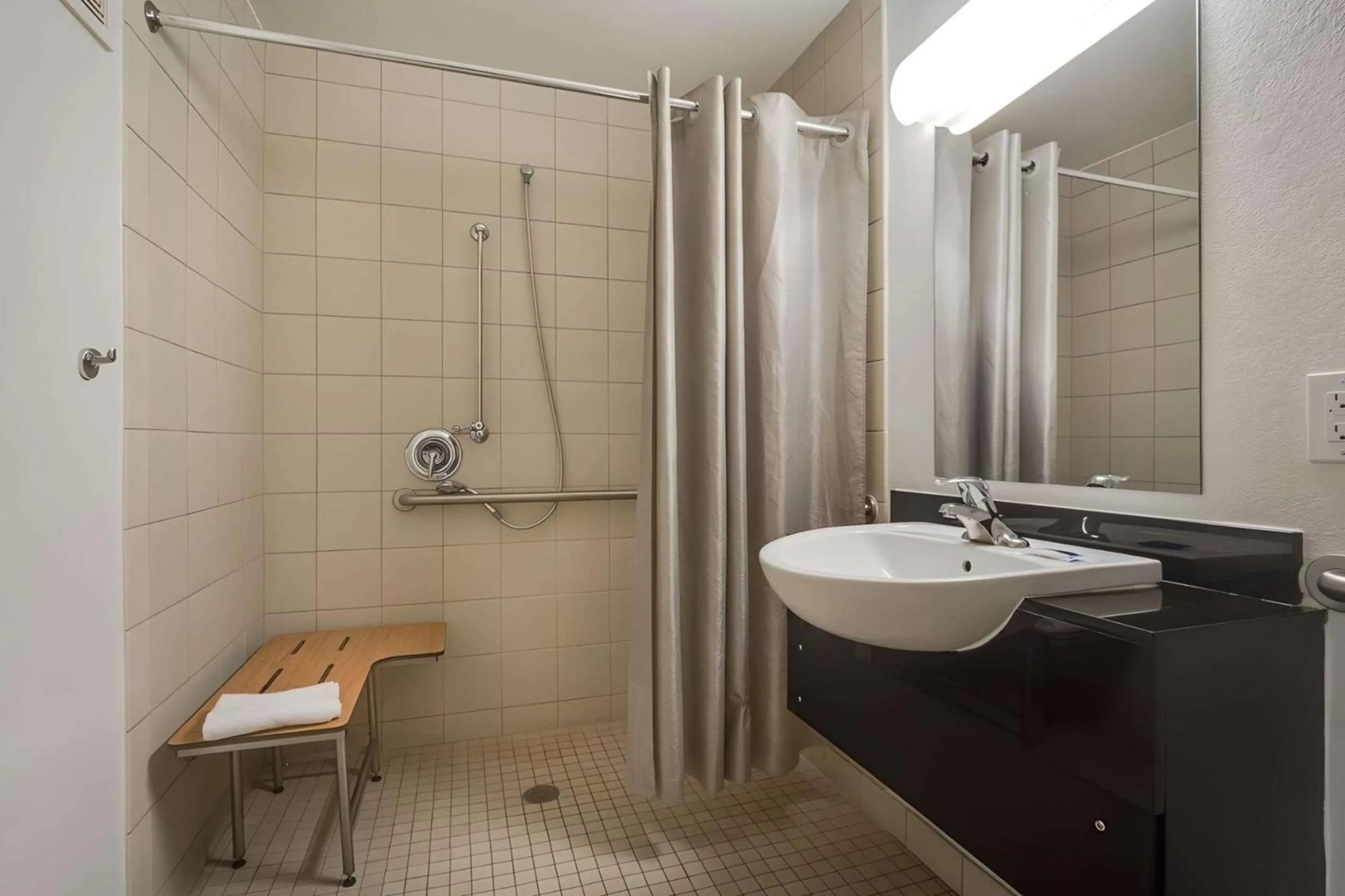 Bathroom in Park Inn by Radisson, Lakewood