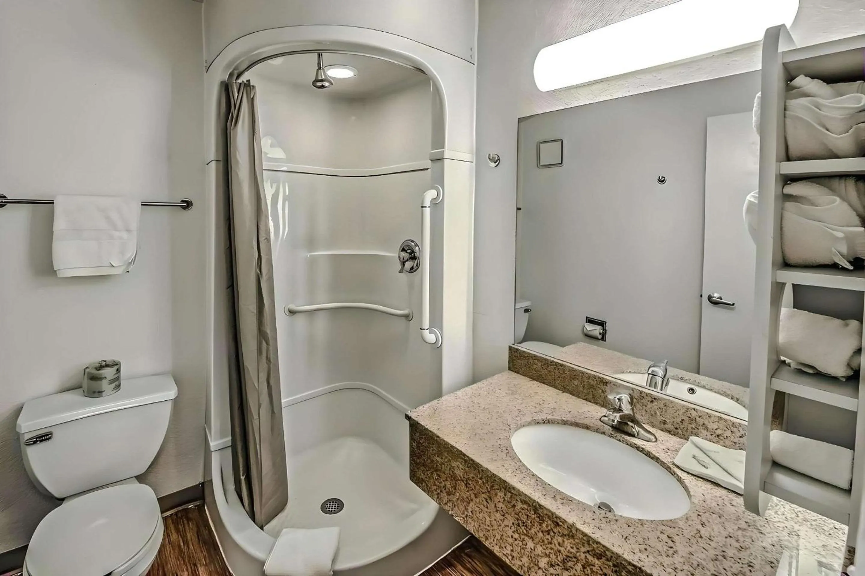 Bedroom in Motel 6 Colorado Springs, CO – South/Metro Area