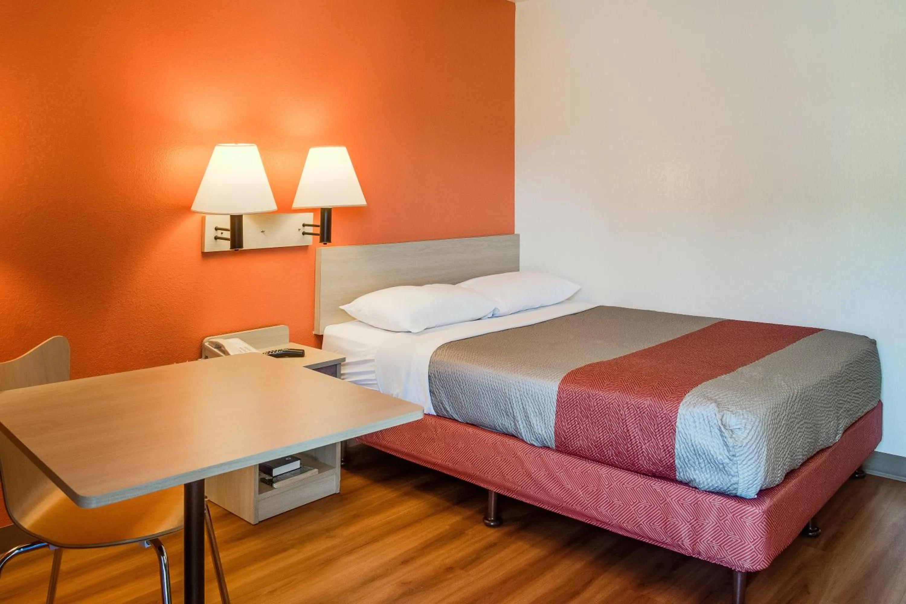 Bed in Motel 6-Kelso, WA - Mt. St. Helens