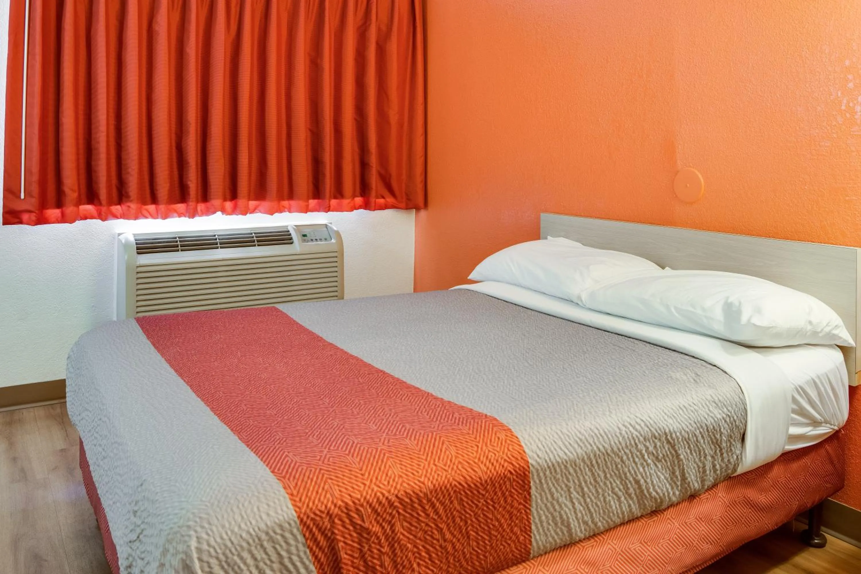 Bedroom, Bed in Motel 6-Kelso, WA - Mt. St. Helens