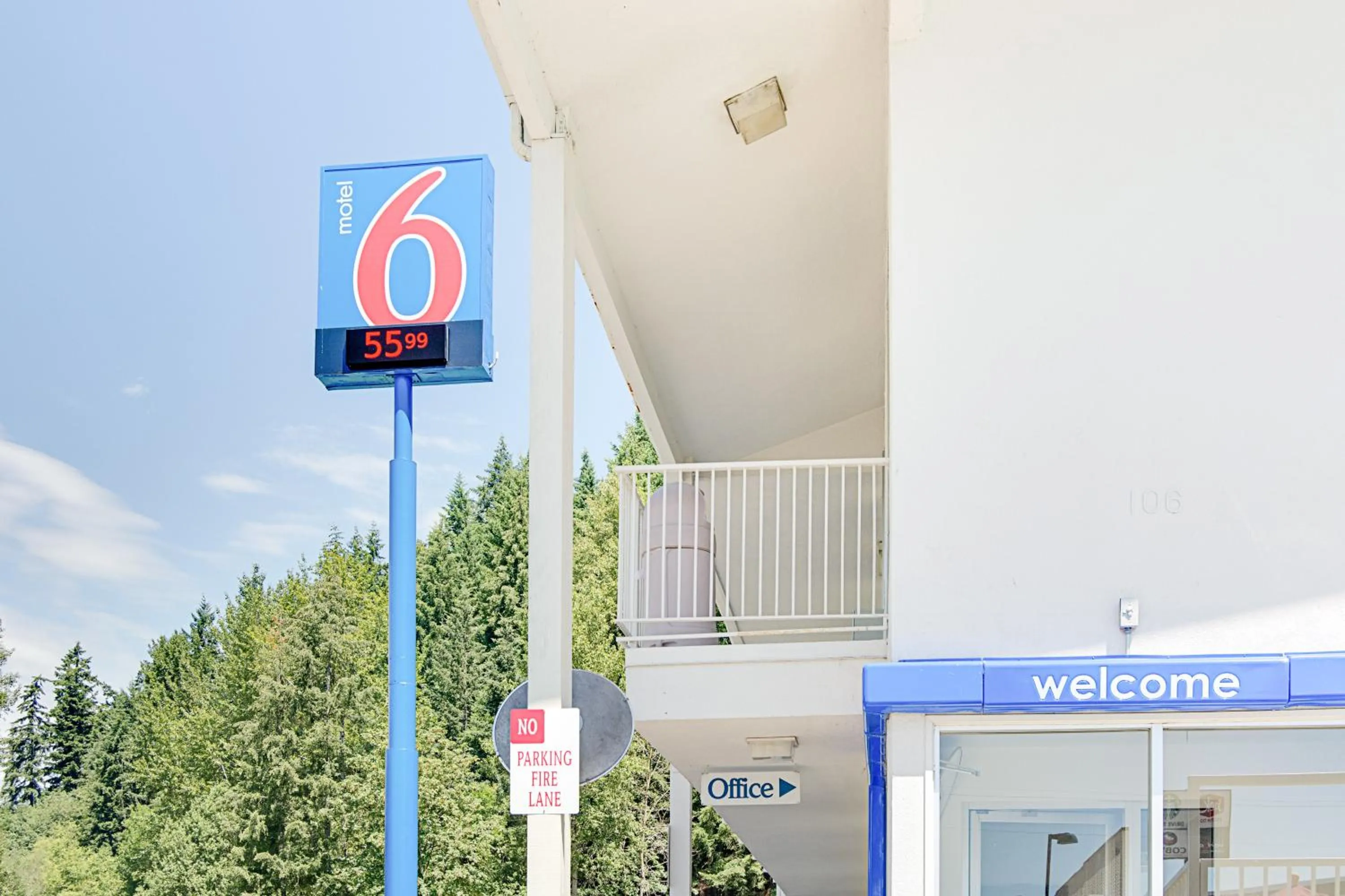 Facade/entrance in Motel 6-Kelso, WA - Mt. St. Helens