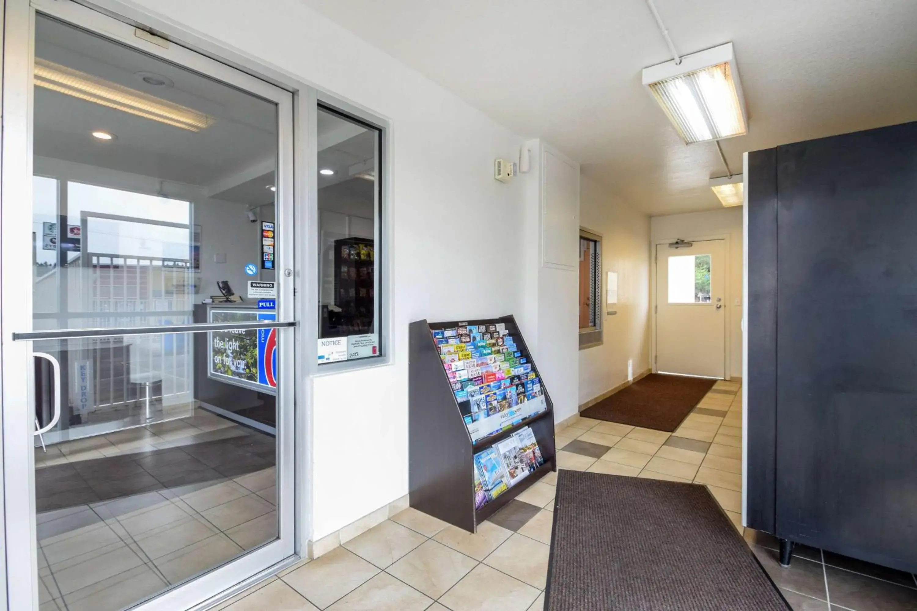 Lobby or reception in Motel 6-Kelso, WA - Mt. St. Helens Lobby or reception in Motel 6-Kelso, WA - Mt. St. Helens