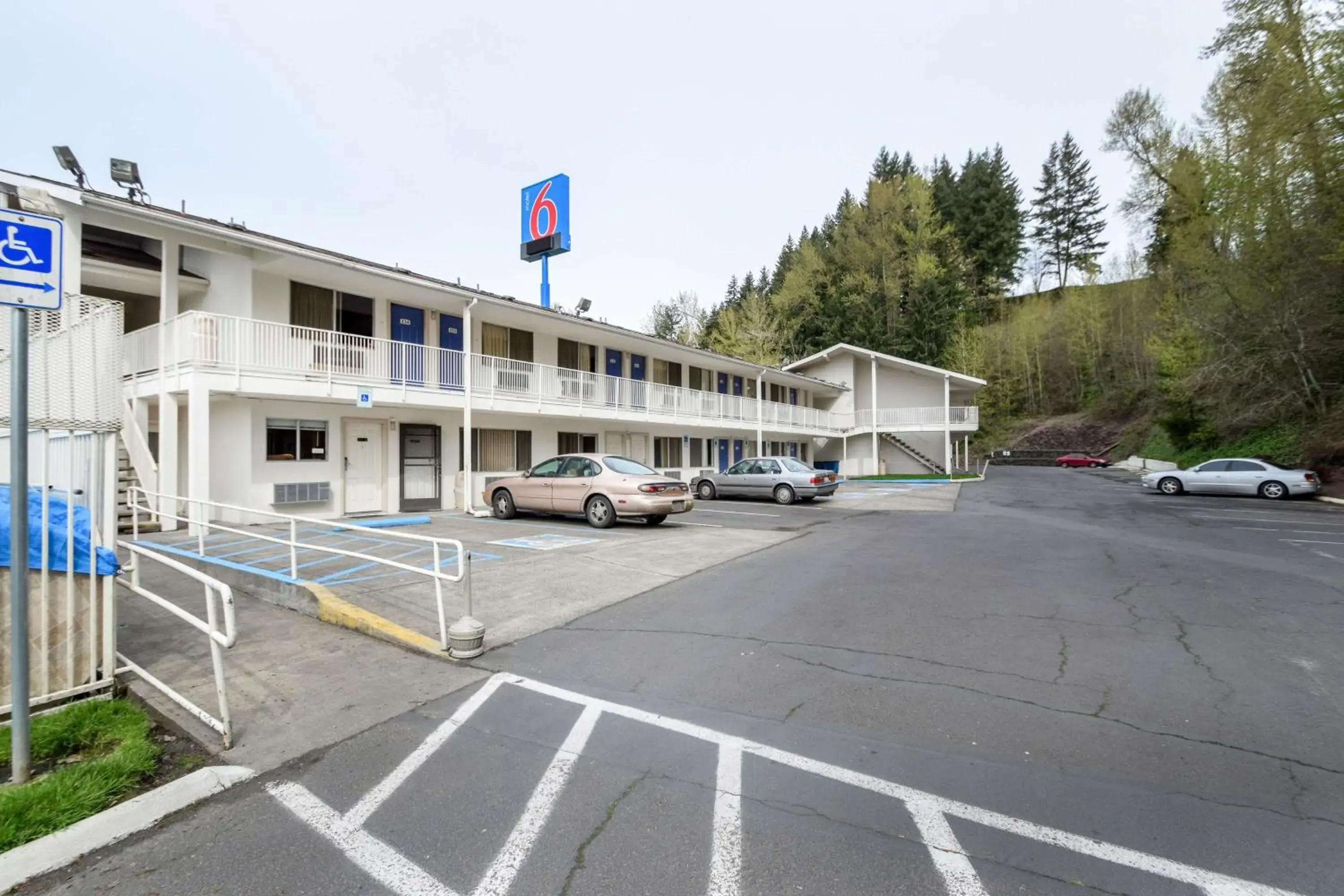 Property building in Motel 6-Kelso, WA - Mt. St. Helens Property building in Motel 6-Kelso, WA - Mt. St. Helens