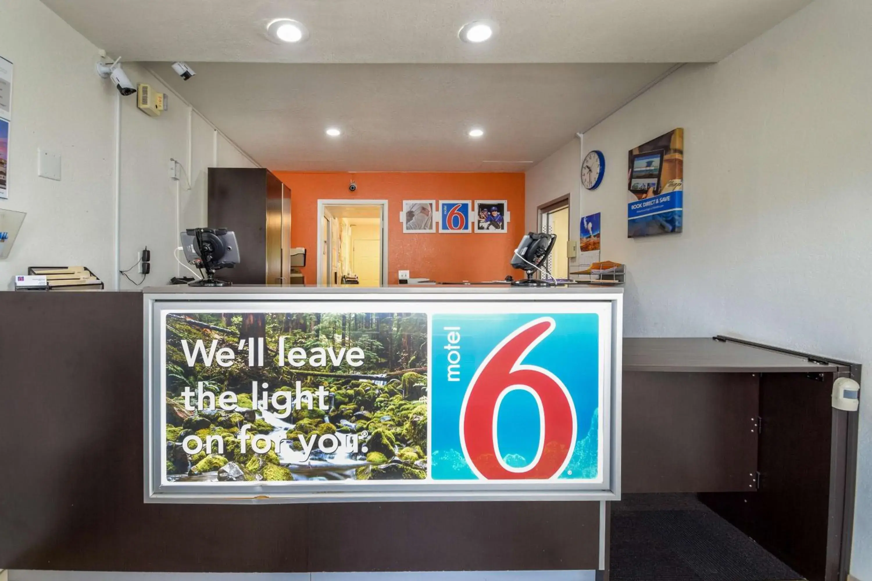 Lobby or reception in Motel 6-Kelso, WA - Mt. St. Helens Lobby or reception in Motel 6-Kelso, WA - Mt. St. Helens