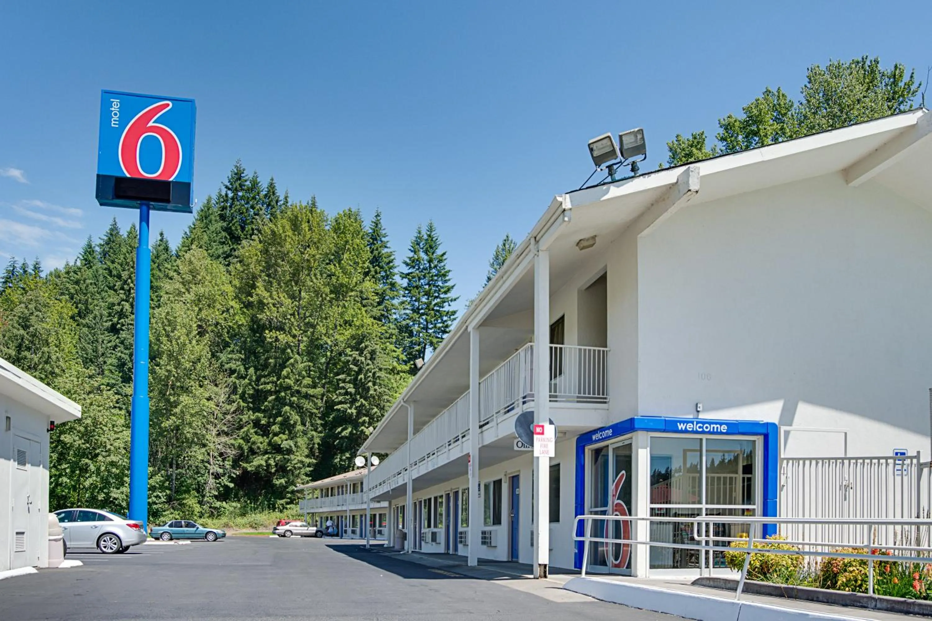 Facade/entrance in Motel 6-Kelso, WA - Mt. St. Helens