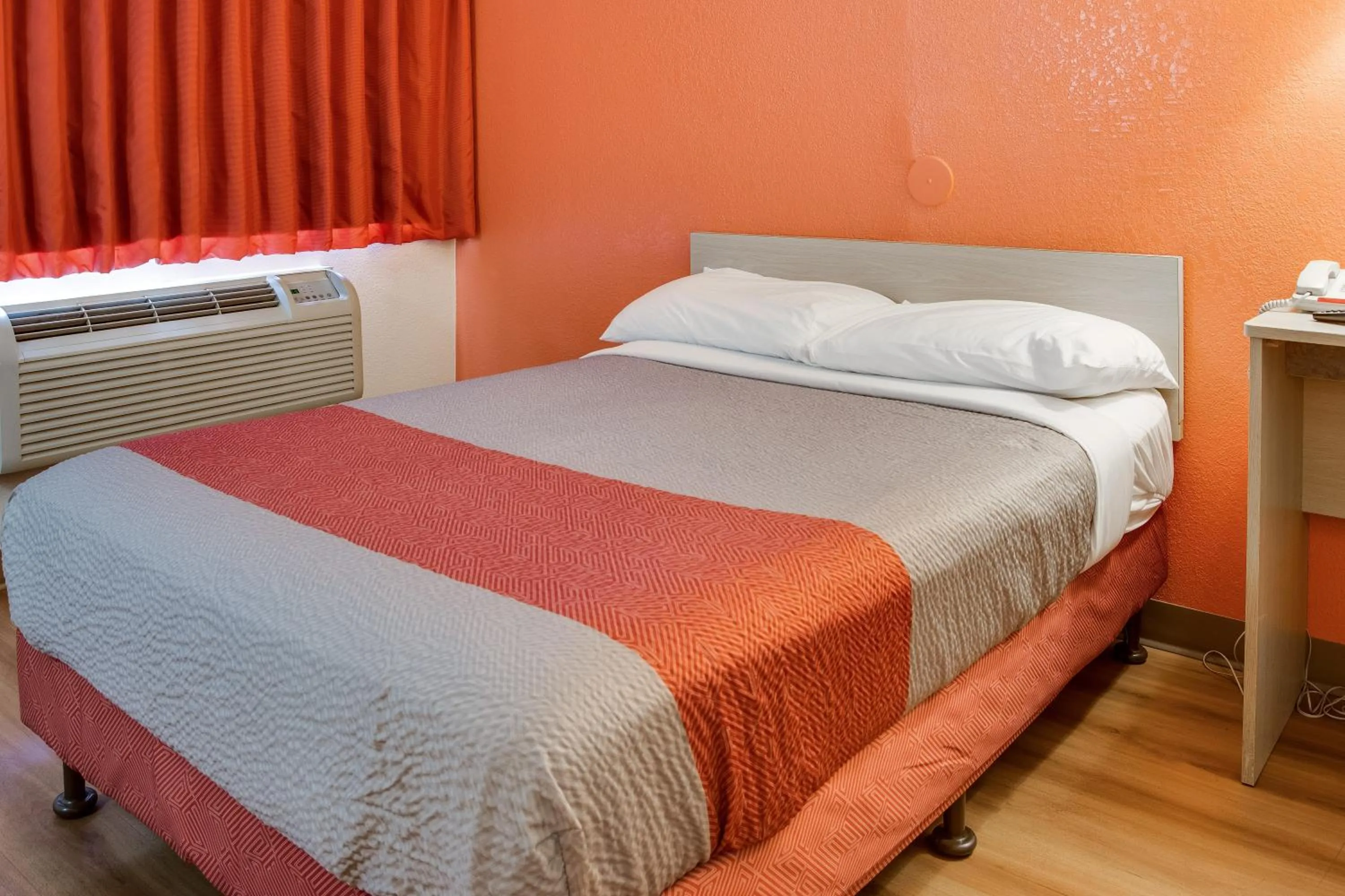 Bedroom, Bed in Motel 6-Kelso, WA - Mt. St. Helens