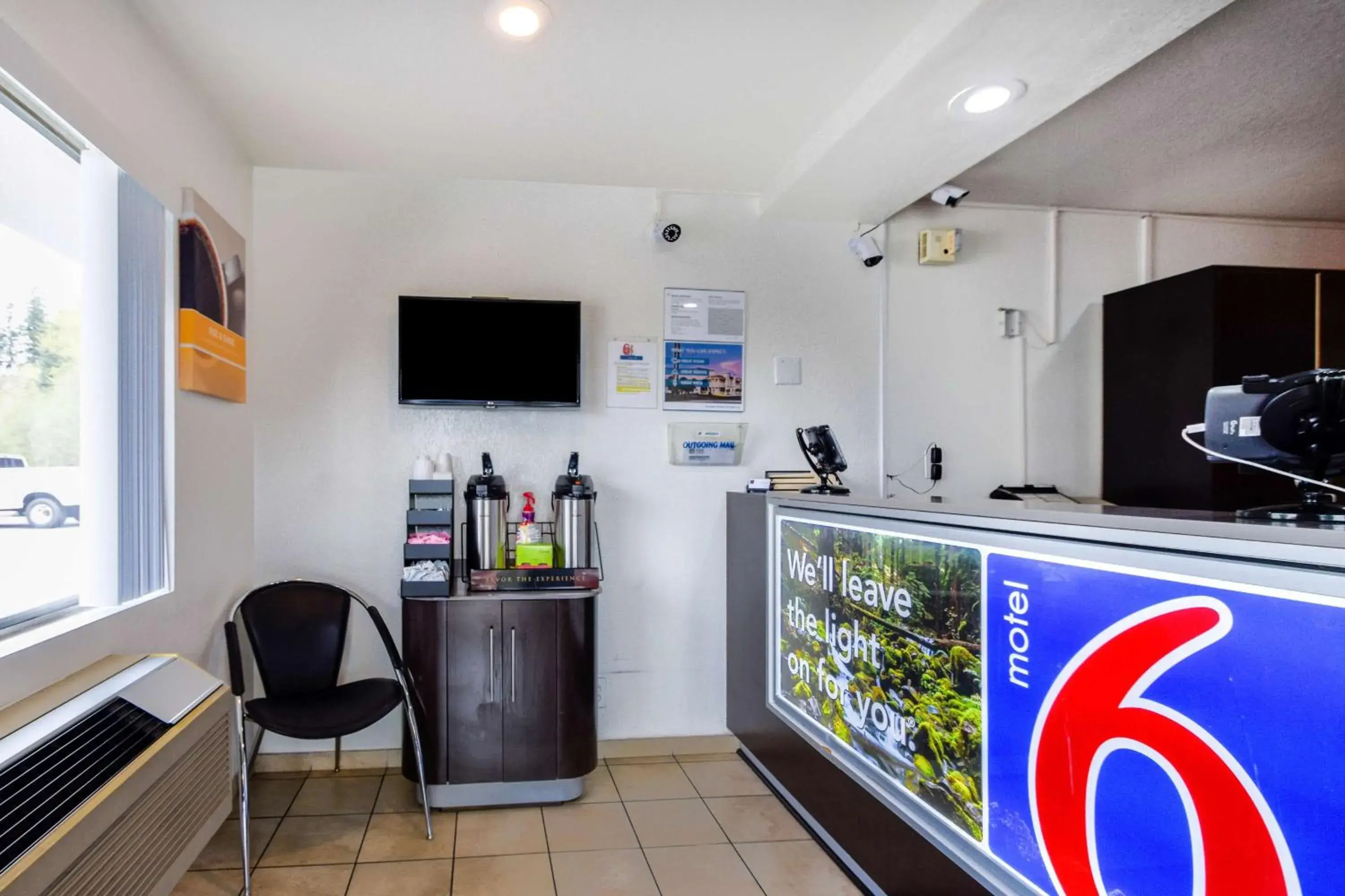 Lobby or reception in Motel 6-Kelso, WA - Mt. St. Helens Lobby or reception in Motel 6-Kelso, WA - Mt. St. Helens