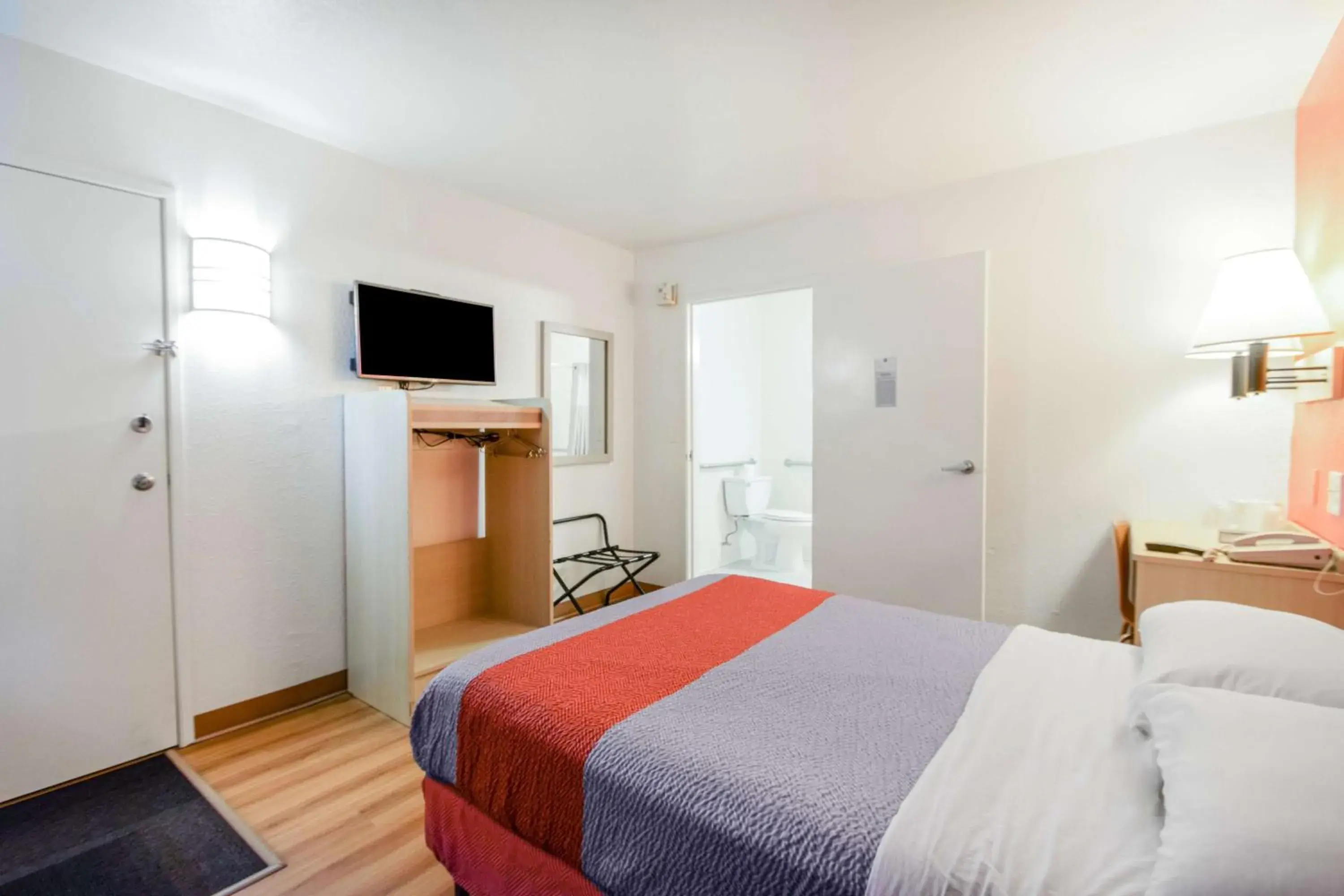 Photo of the whole room, Bed in Motel 6-Kelso, WA - Mt. St. Helens Photo of the whole room, Bed in Motel 6-Kelso, WA - Mt. St. Helens