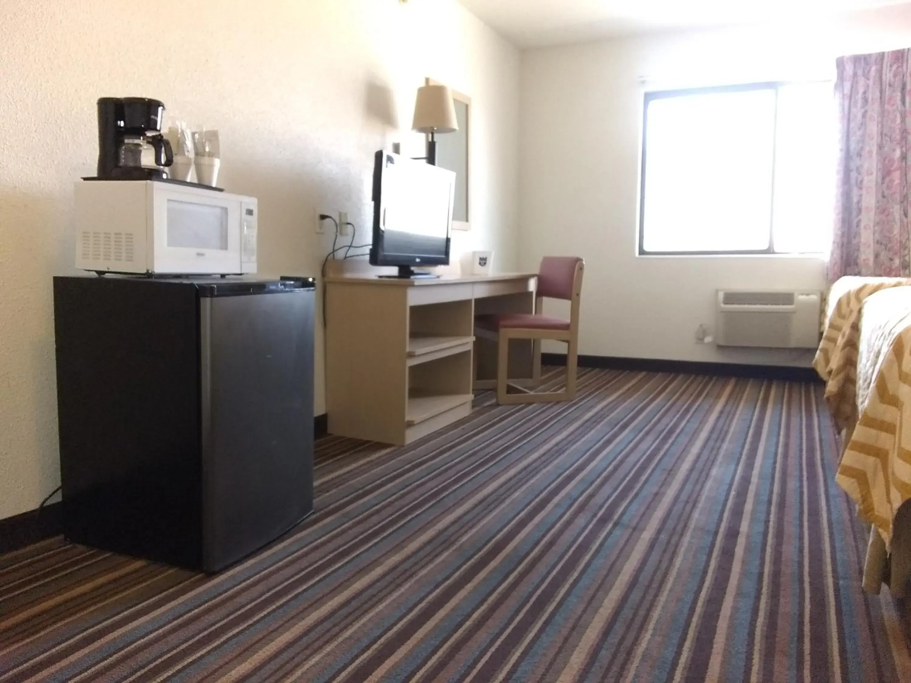 Photo of the whole room, TV/Entertainment Center in Sioux City Inn Sioux City IA Sergeant Bluff