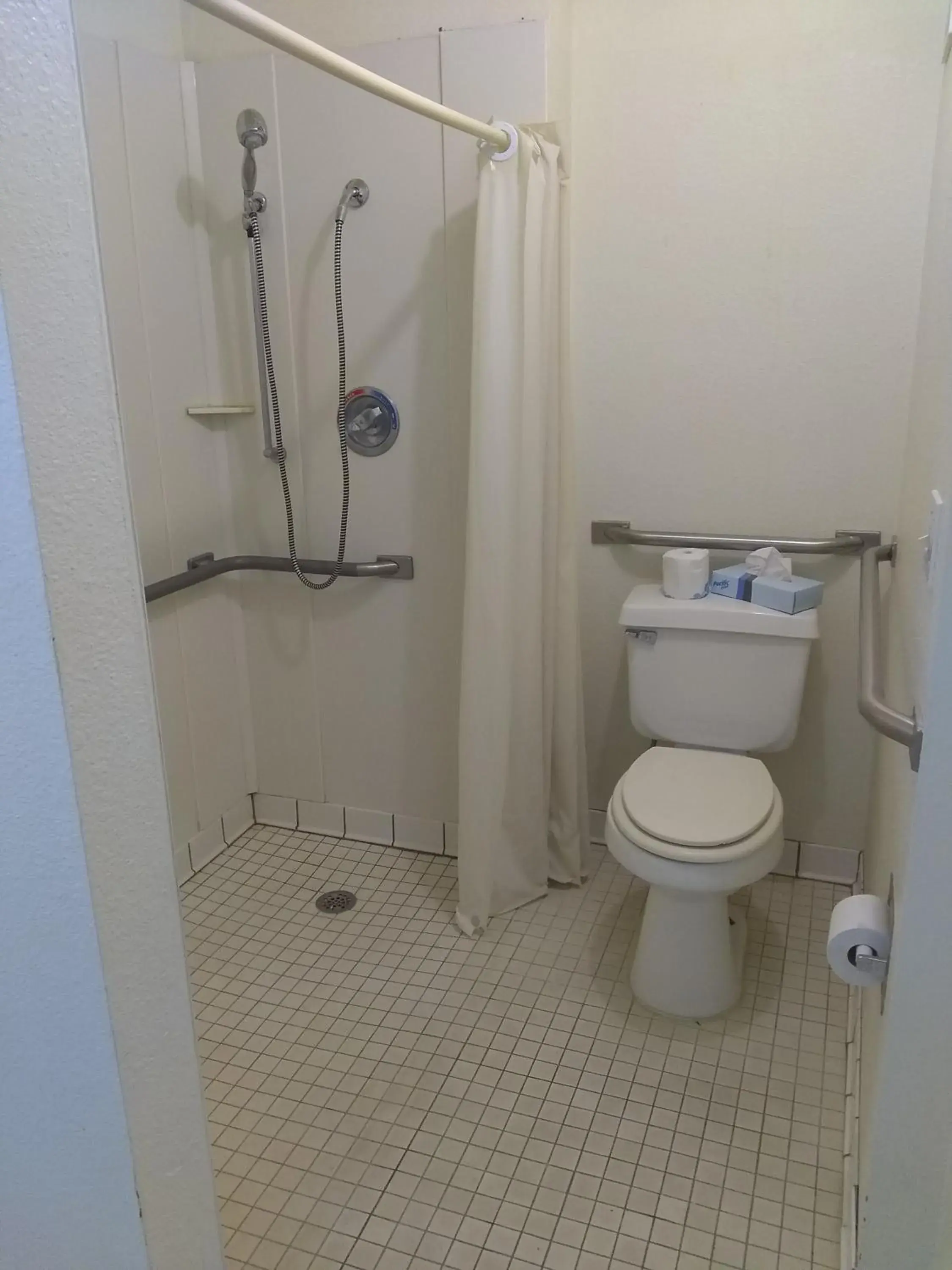 Shower, Bathroom in Sioux City Inn Sioux City IA Sergeant Bluff