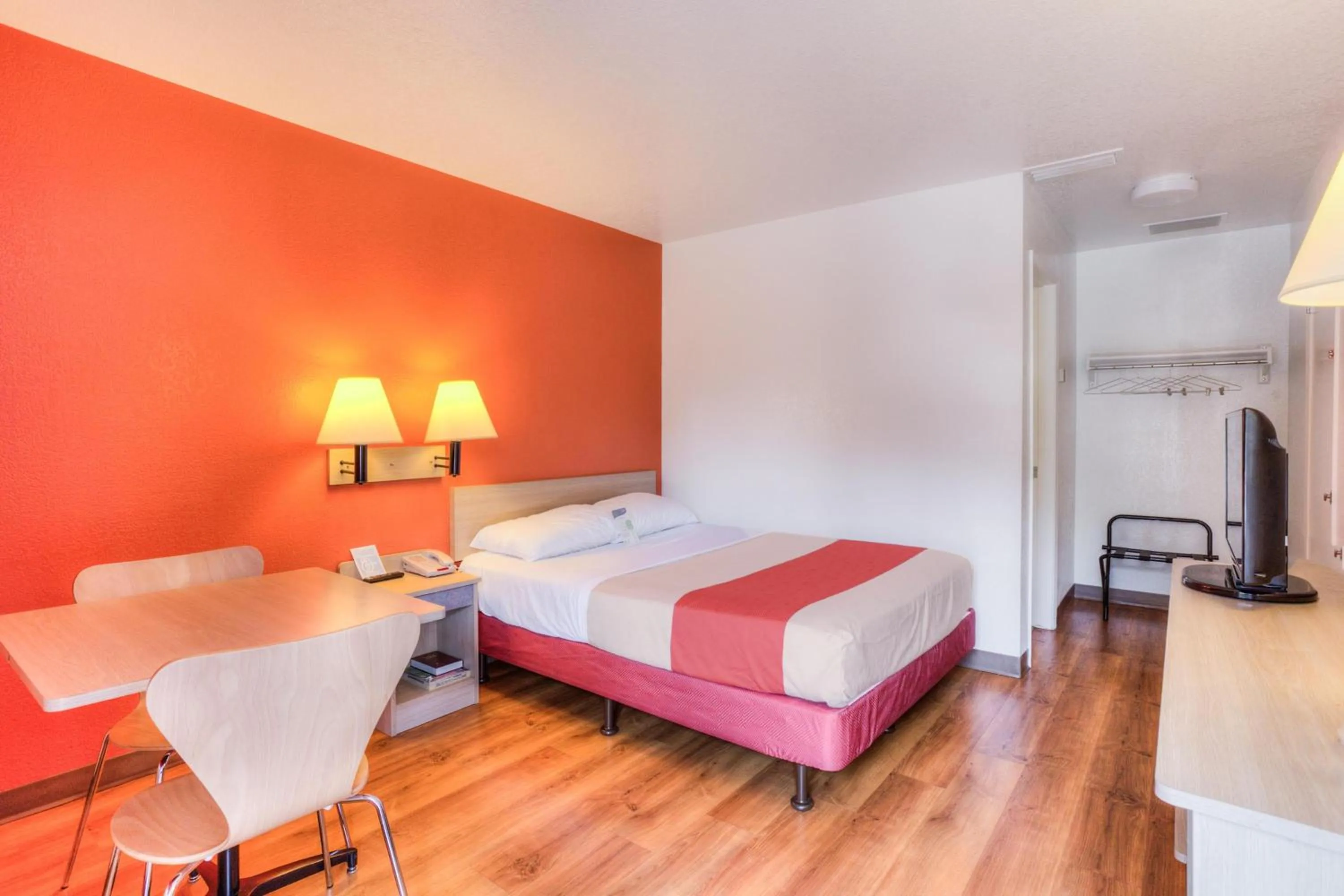 Bedroom, Bed in Motel 6-Tigard, OR - Portland South - Lake Oswego