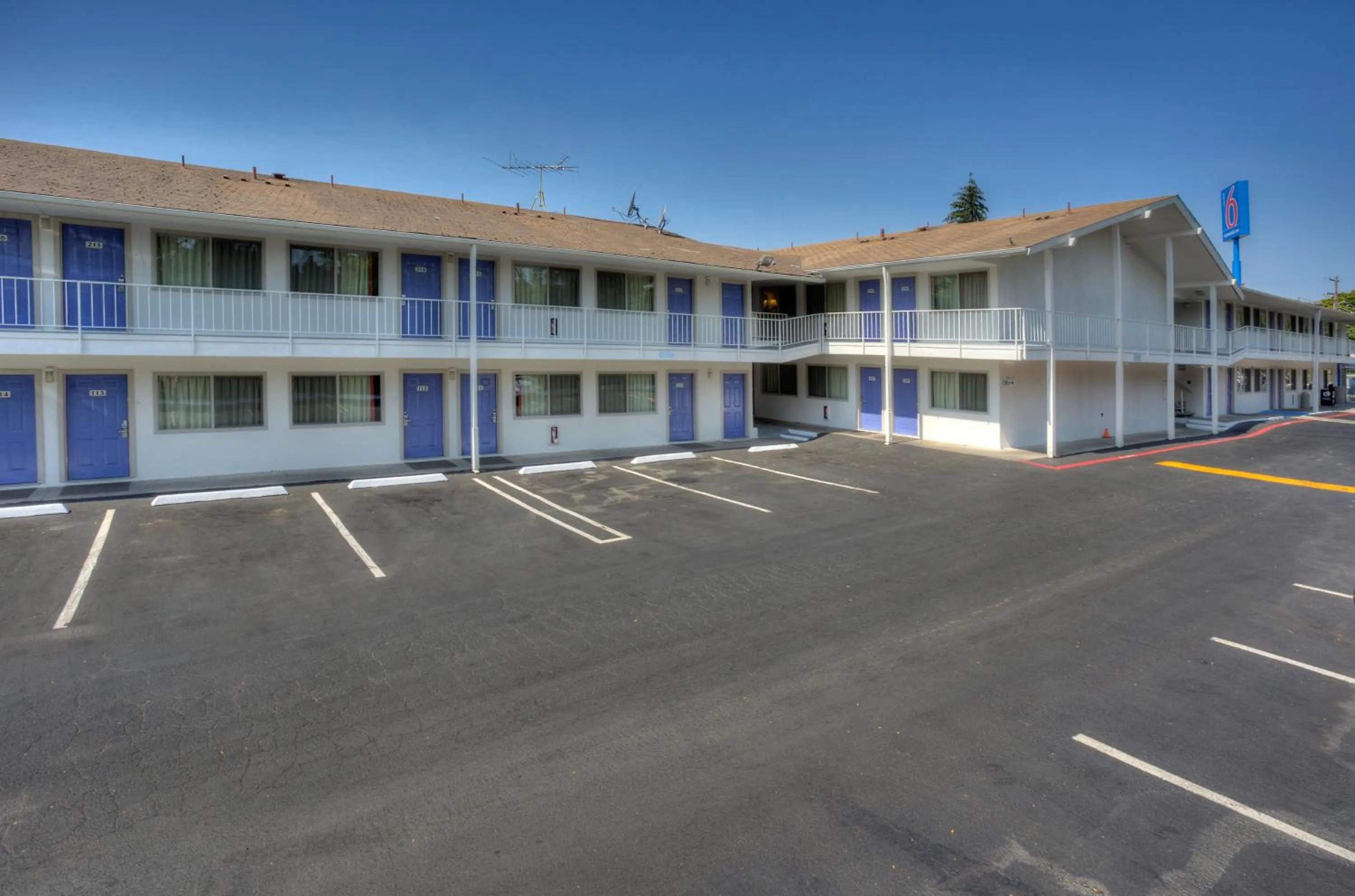 Facade/entrance in Motel 6-Tigard, OR - Portland South - Lake Oswego